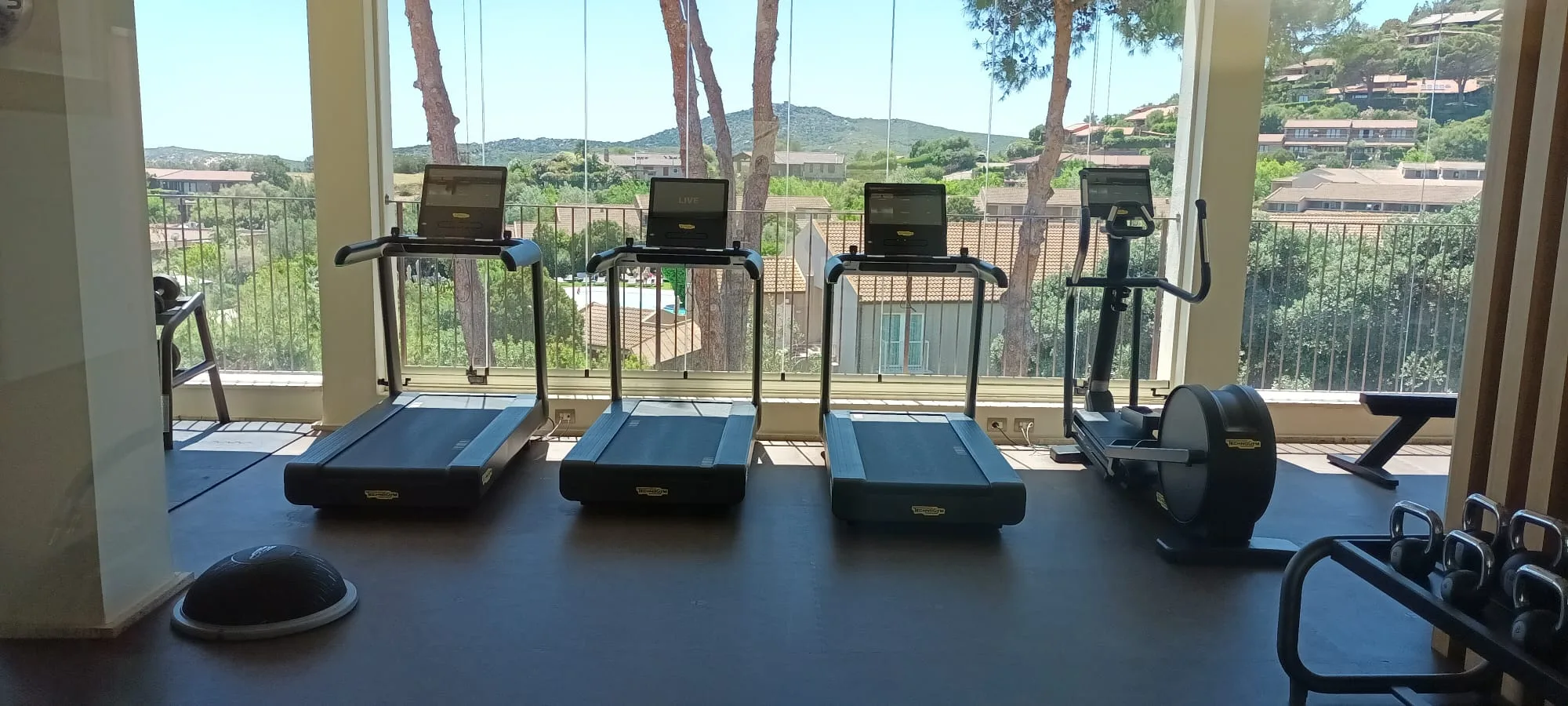 Fitnessraum mit Laufbändern und Trainingsgeräten