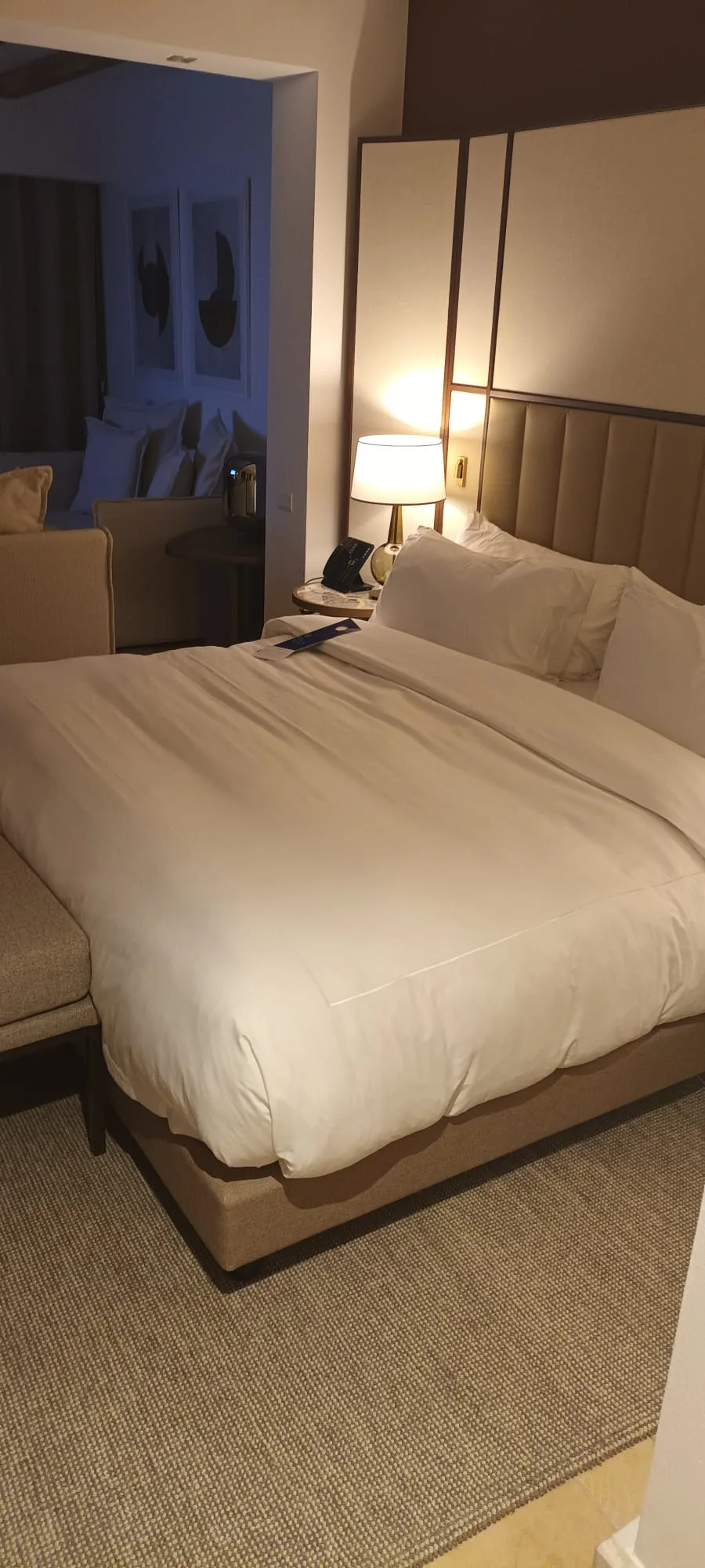 Hotelzimmer mit Doppelbett und Nachttischlampe