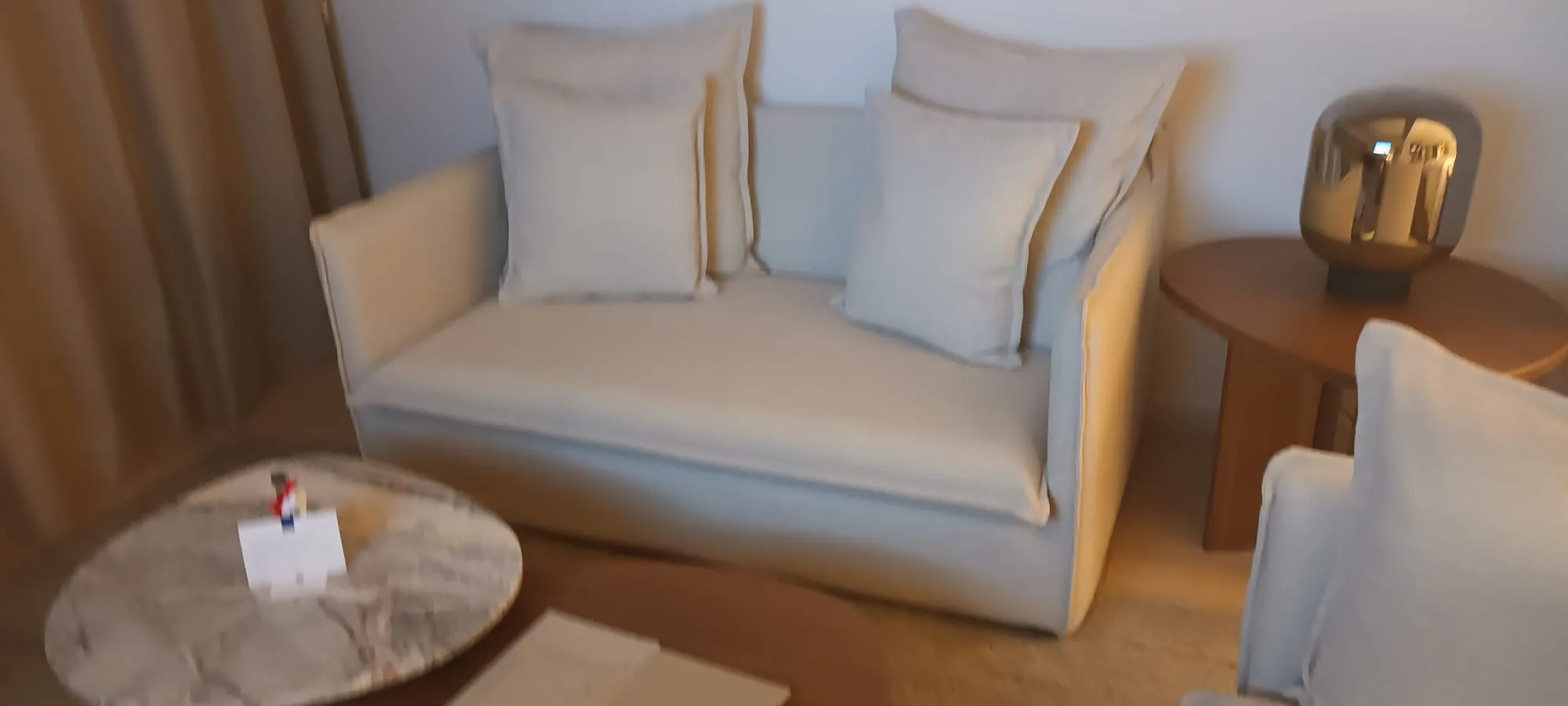 Hotelsofa mit Kissen und Beistelltisch