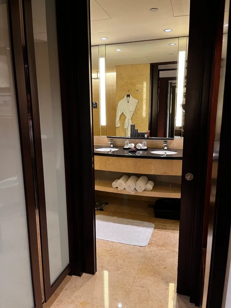Hotelzimmer mit Schreibtisch, Lampe und Telefon