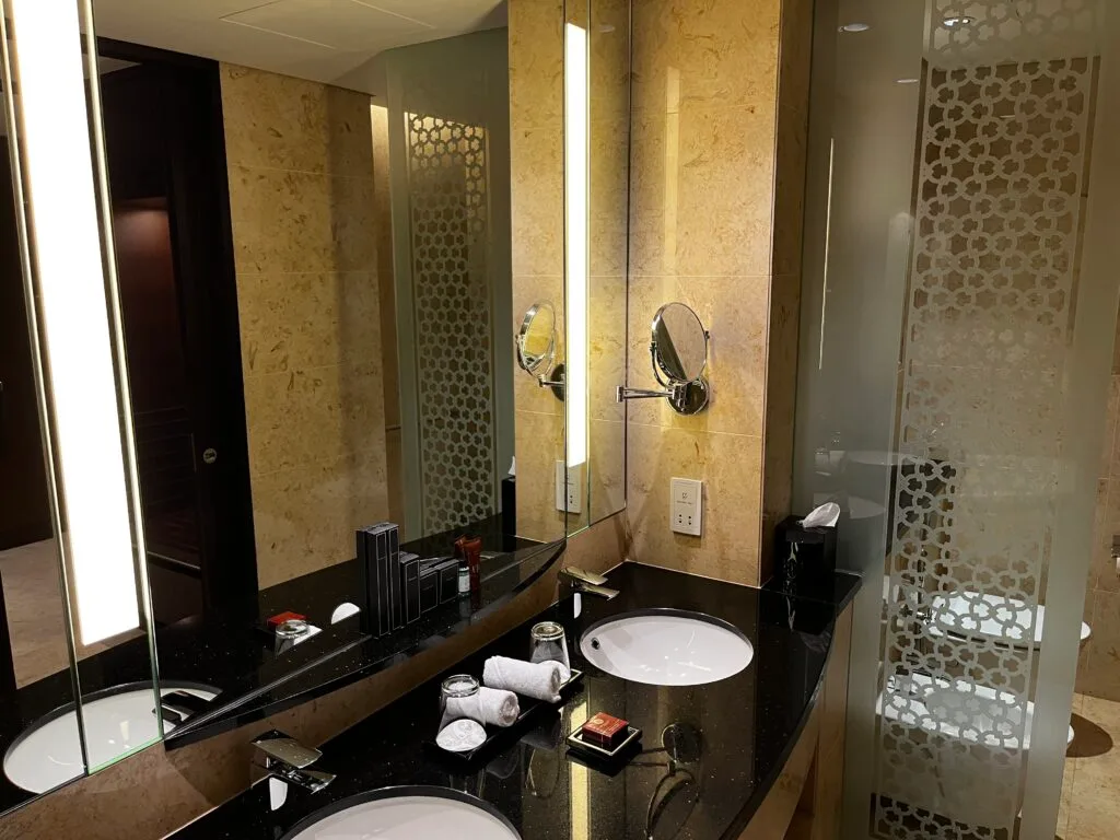 Doppelwaschtisch mit Spiegeln und Kosmetik im Luxushotel