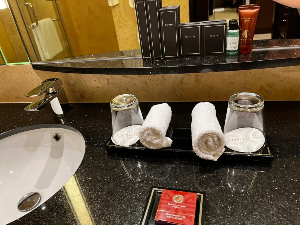 Konrad-Dubai-Badezimmereinrichtung mit Handtüchern und Kosmetik%