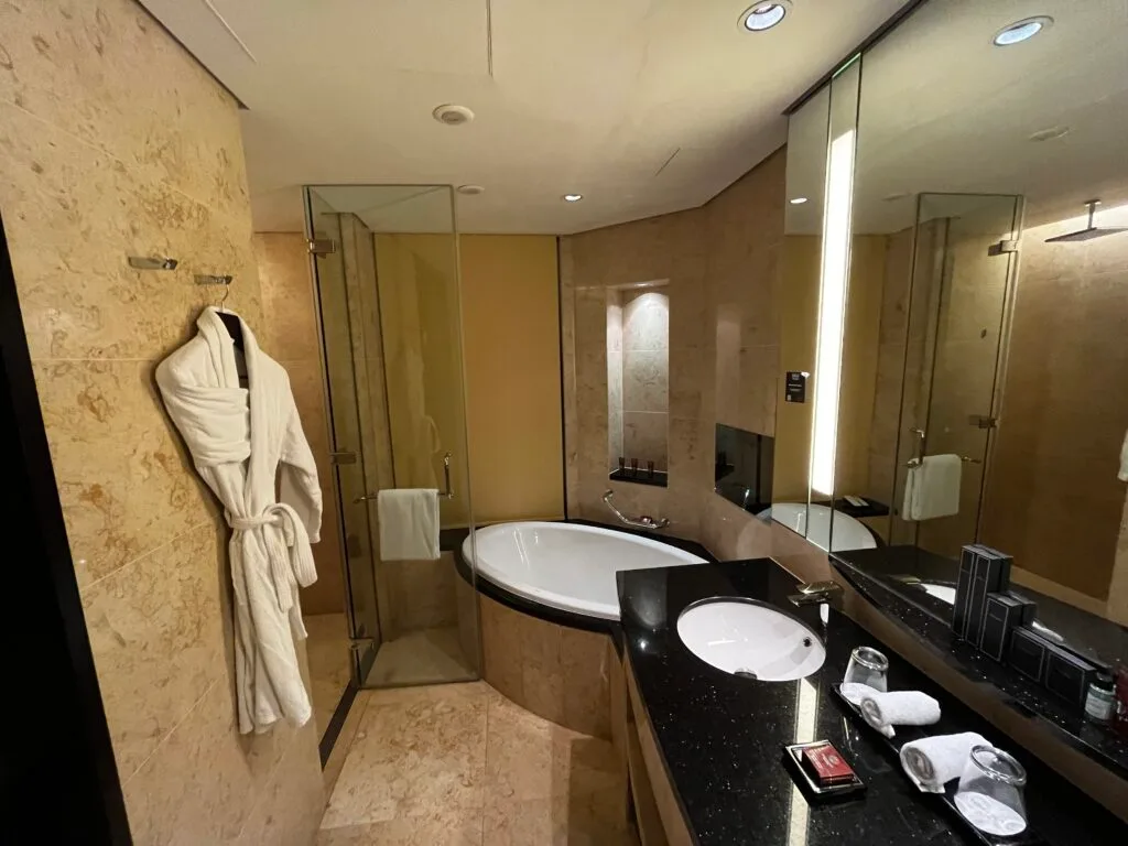 Duschbad mit Badewanne und großem Spiegel