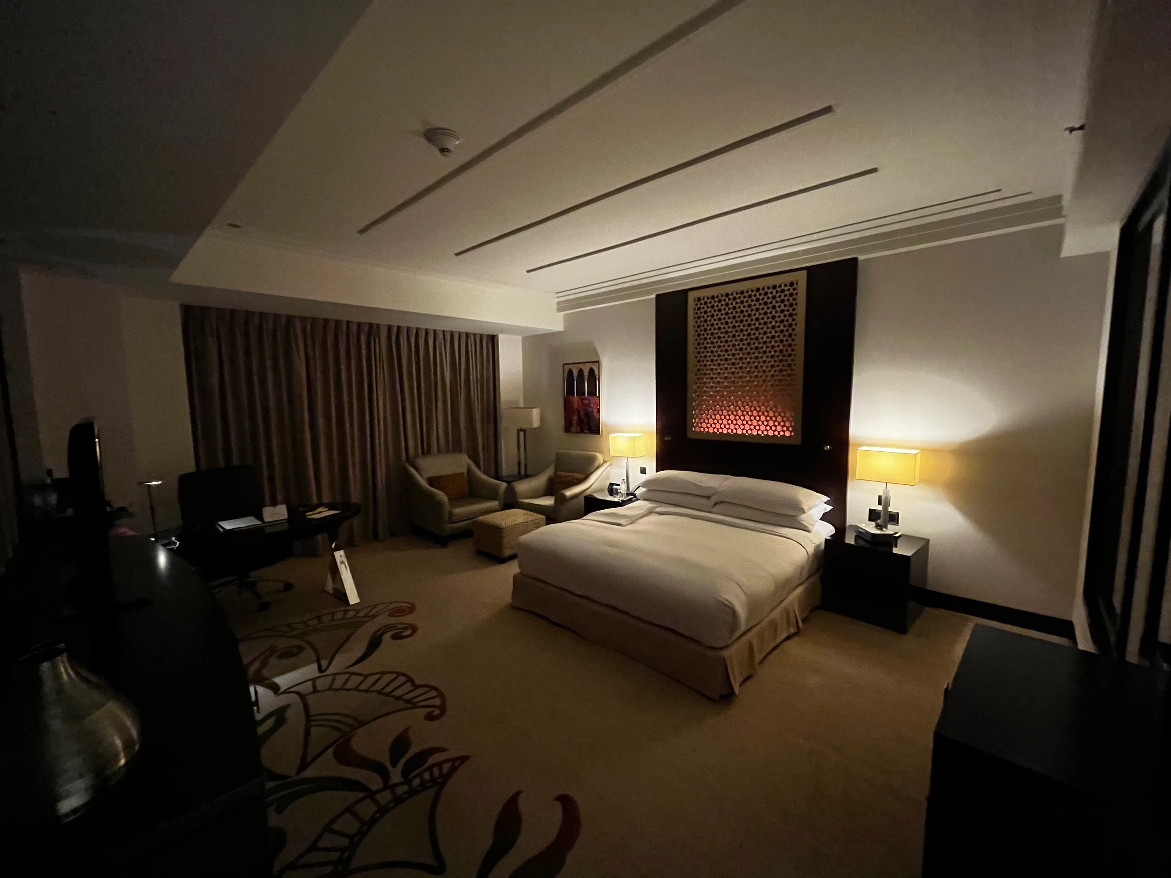 Hotelzimmer mit Doppelbett und Nachttischen