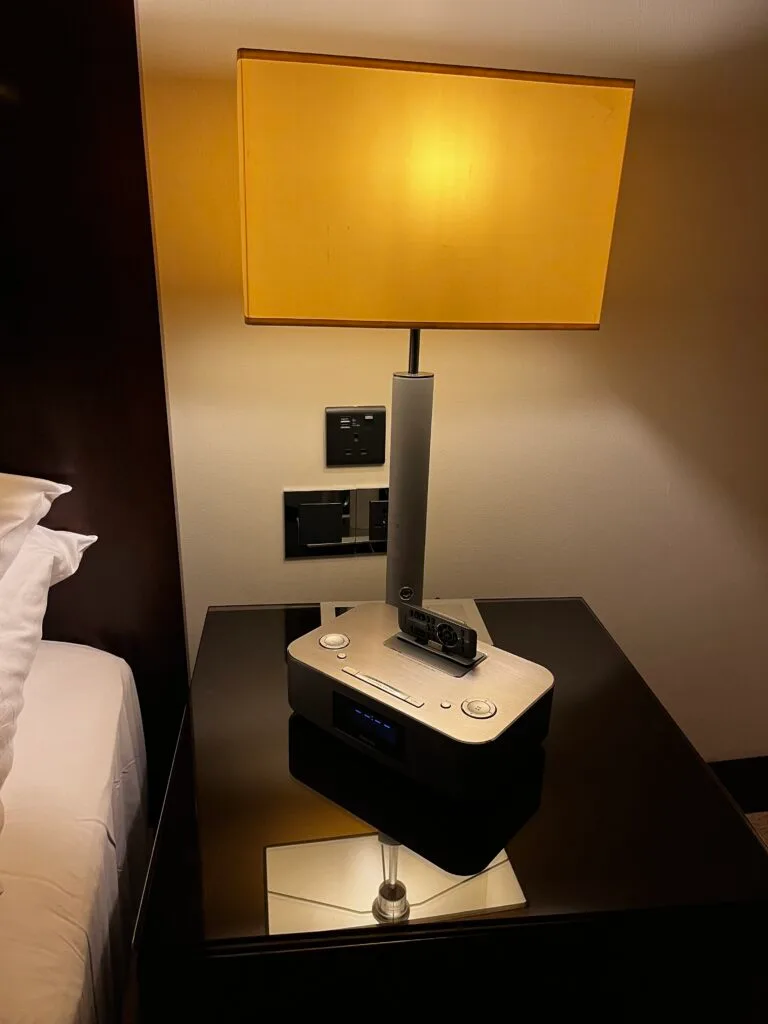 Nachtisch mit Lampe und Radio im Hotelzimmer