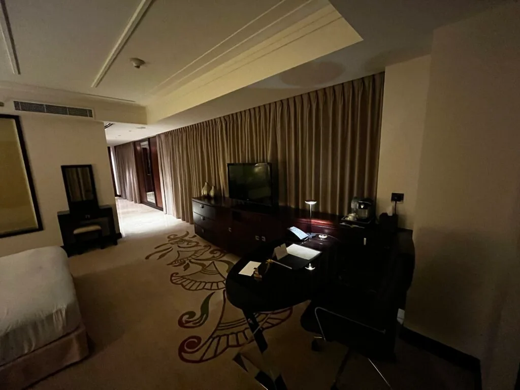 Hotelzimmer mit Doppelbett und Schreibtisch im modernen Design