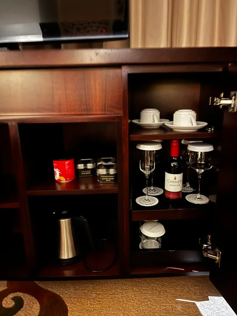 Hotelzimmer mit Kaffeemaschine und Getränken