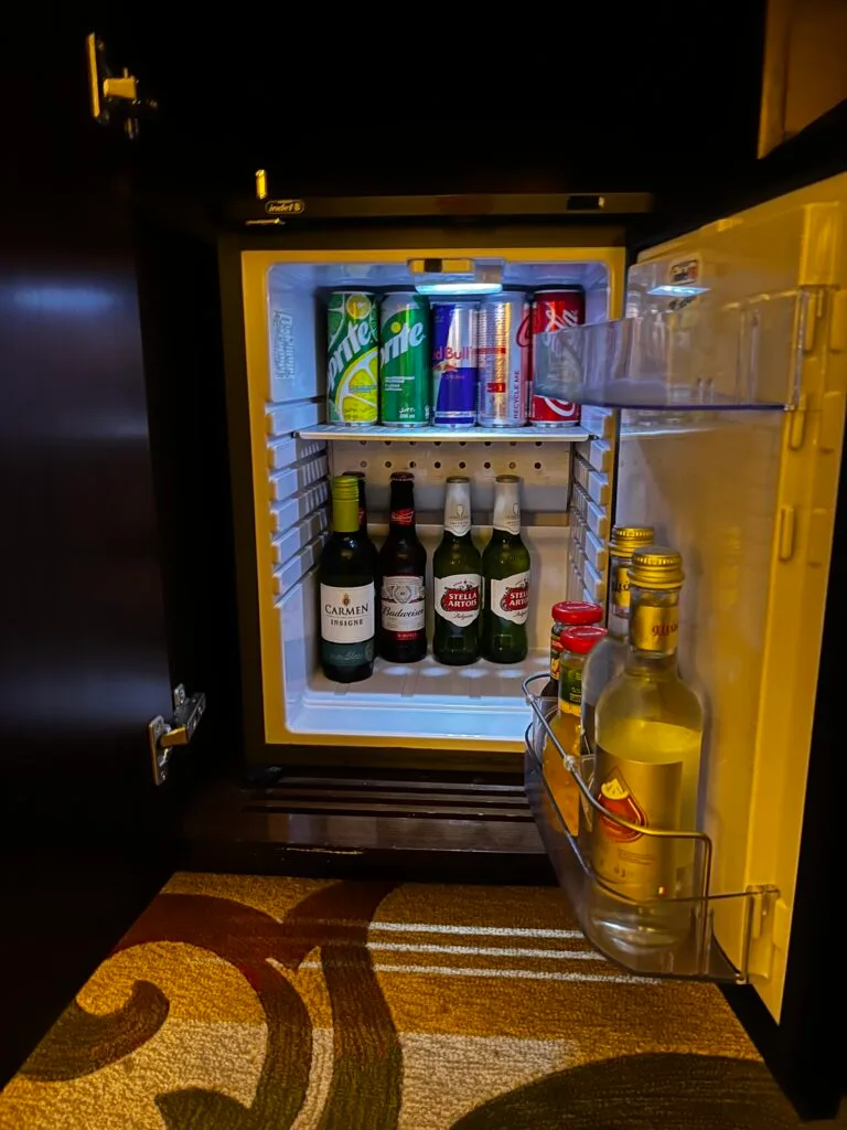 Hotelkühlschrank mit Getränken und Flaschen