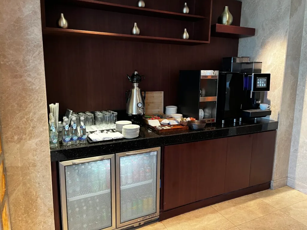 Hotelbar mit Kaffeevollautomat und Getränkekühlschränken