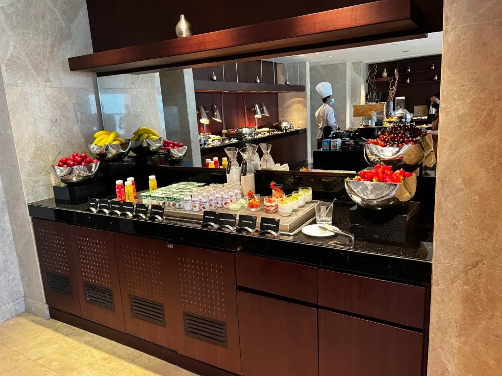 Frühstücksbuffet mit Obstschalen und Getränken im Hotel