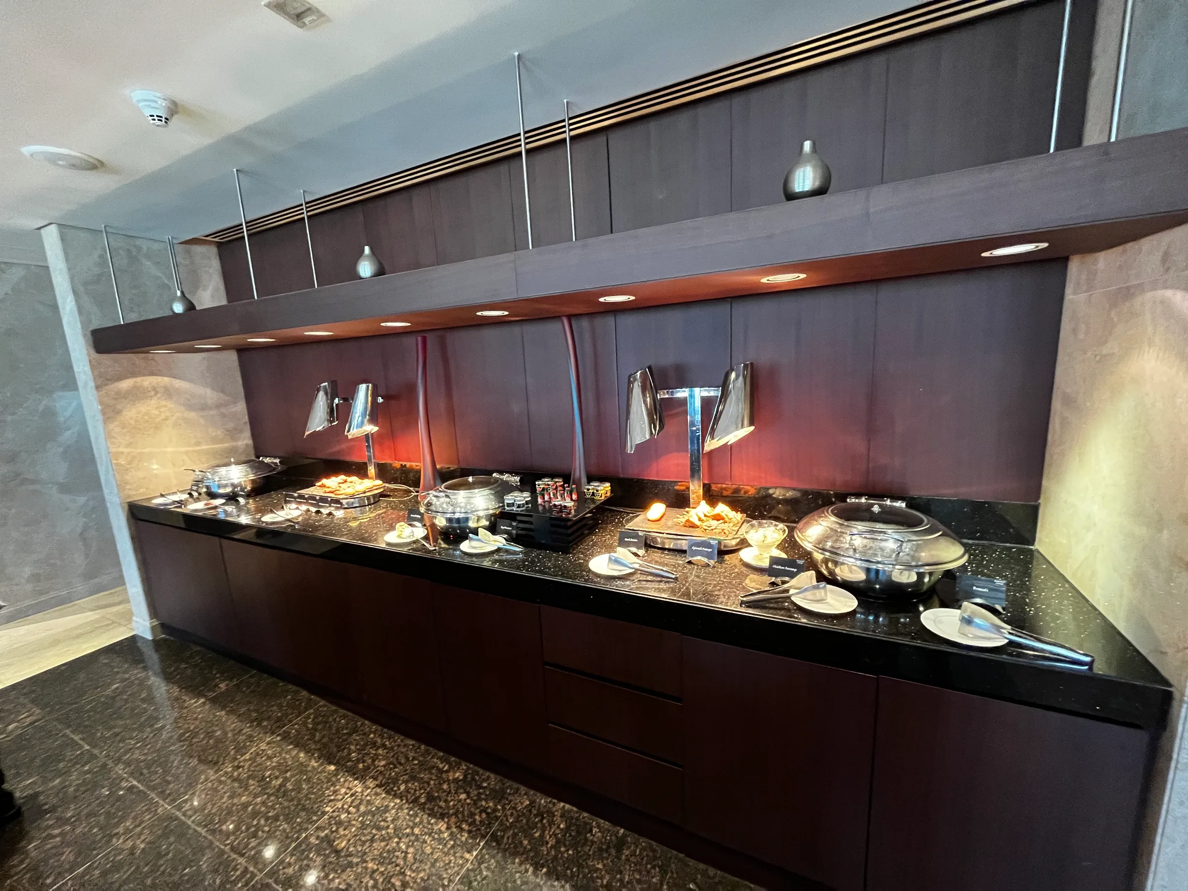 Buffet mit verschiedenen Gerichten auf schwarzem Tisch