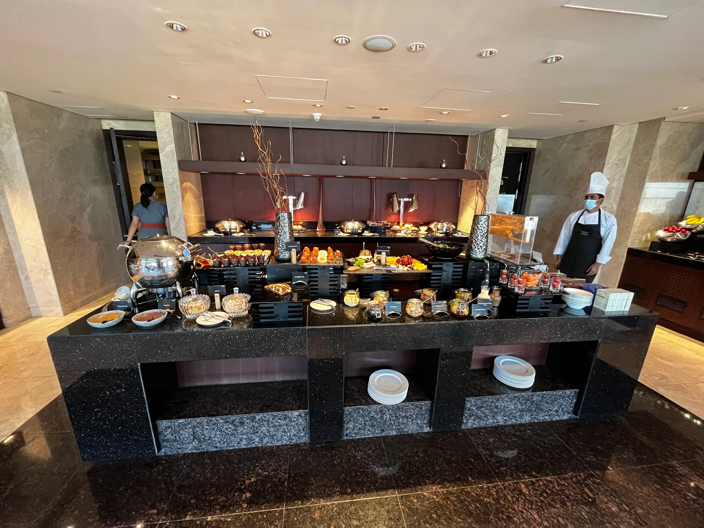 Buffet mit verschiedenen Speisen und Getränken im Hotel