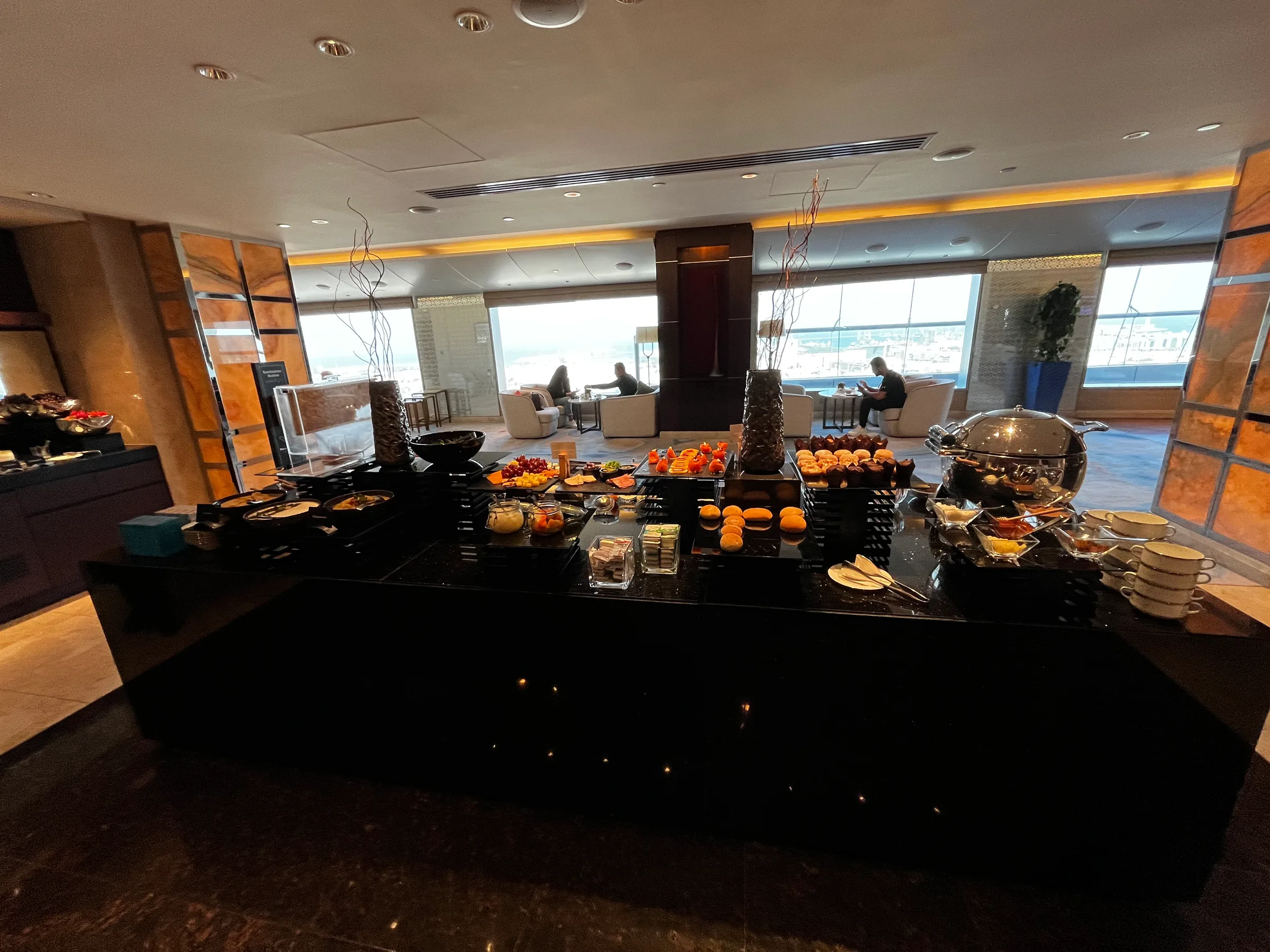Buffet mit Obst und Gebäck in luxuriöser Lobby