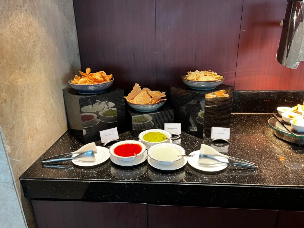 Menü mit verschiedenen Gerichten und Desserts