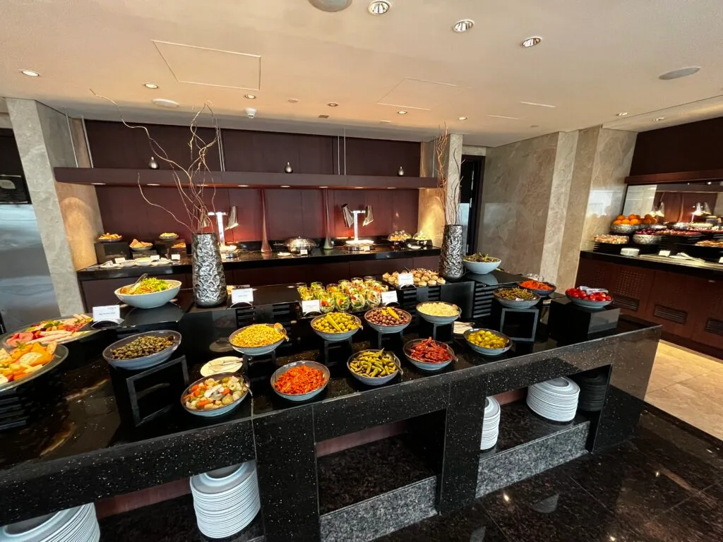Hotelrestaurant mit schwarzen Stühlen und Tischen