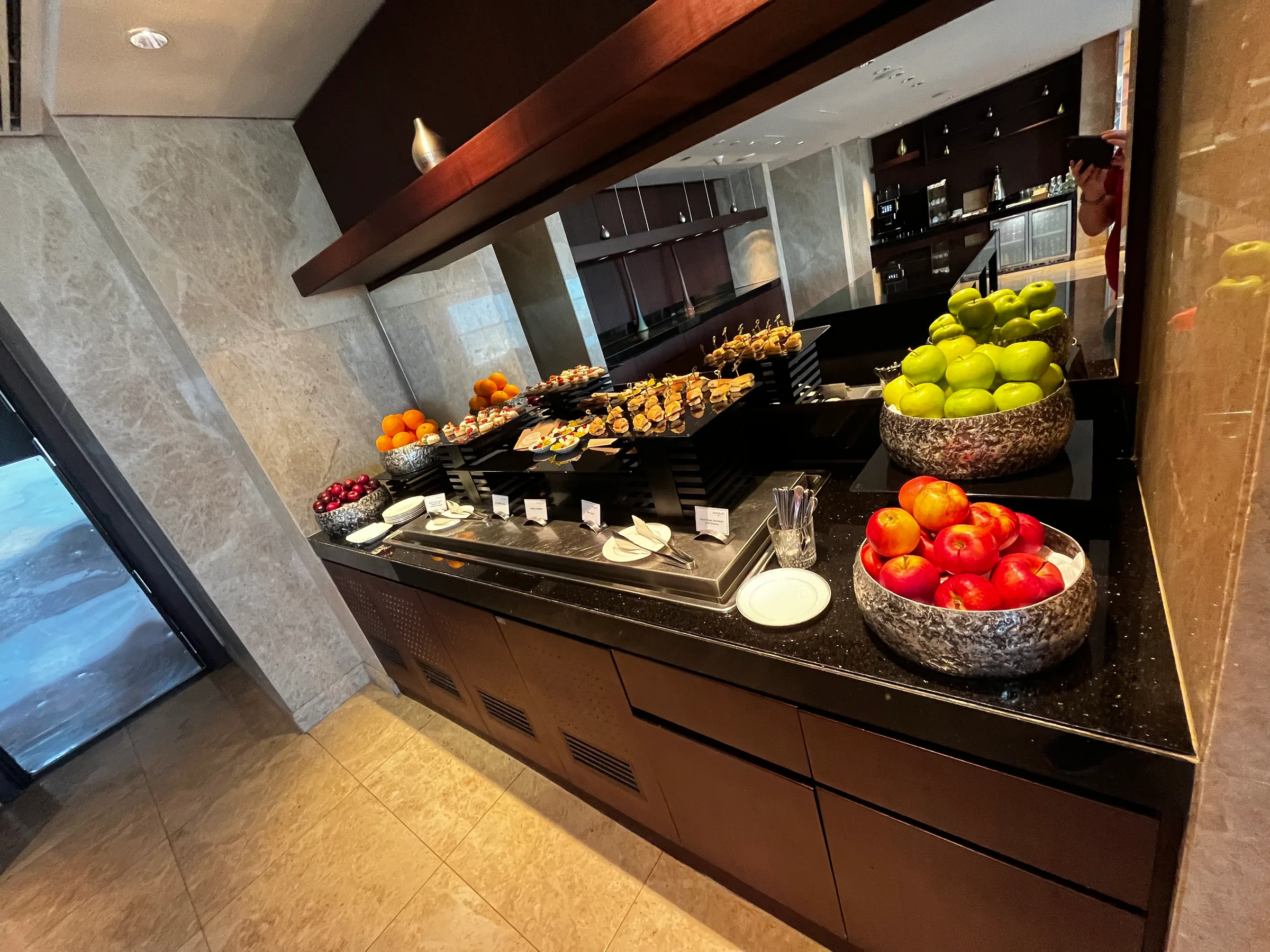 Fruchtsortiment auf Frühstückstheke im Hotel