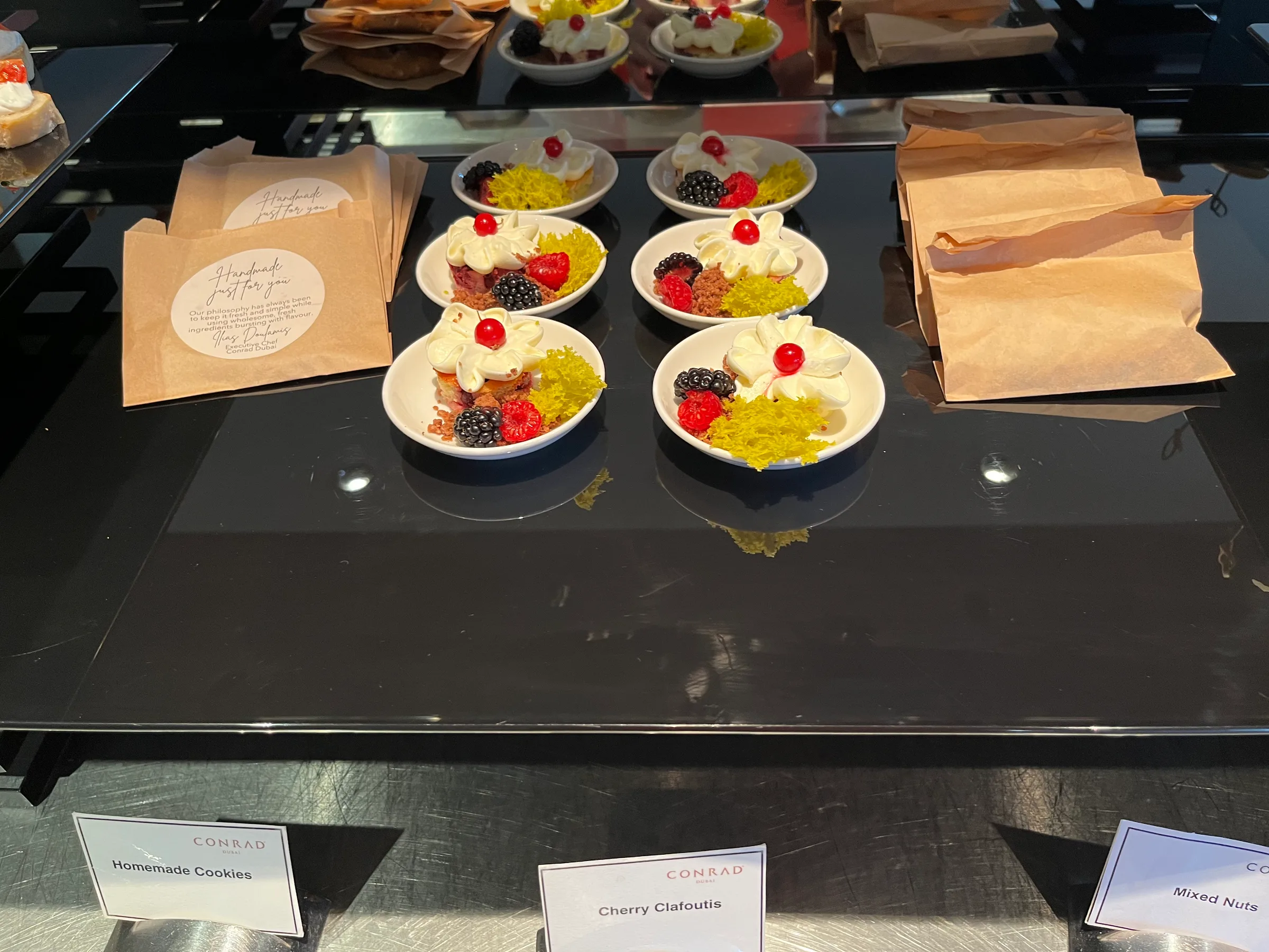 Conrad-Desserts mit Keksen und Früchten auf Teller