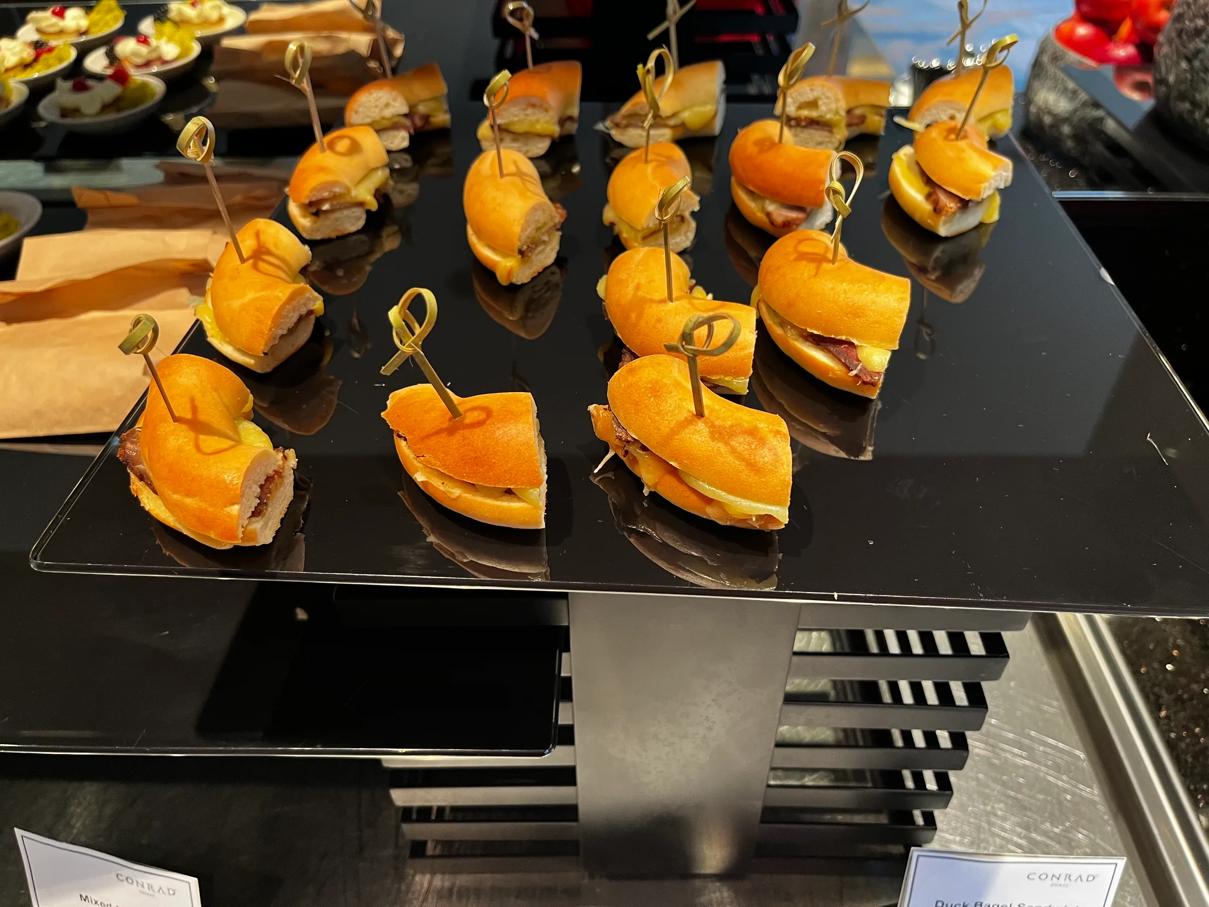 Mini-Sandwiches auf einem schwarzen Tablett