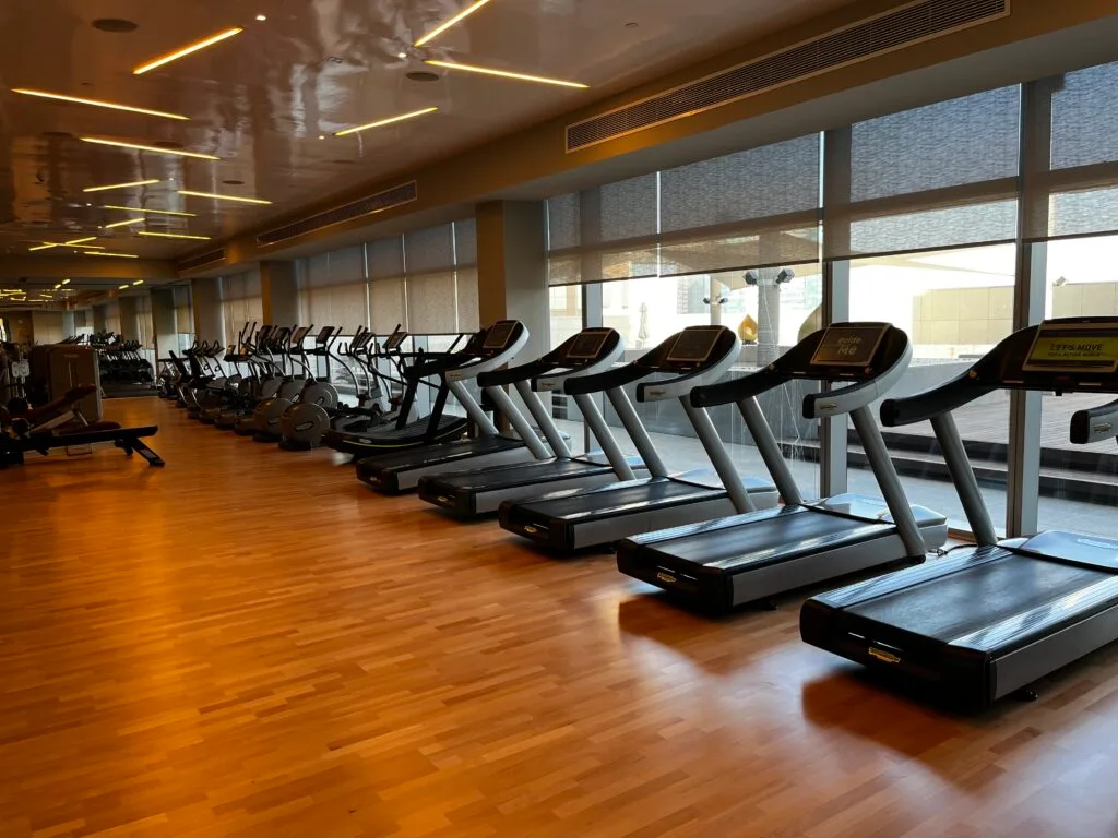 Reihen von Laufbändern in einem Fitnessraum