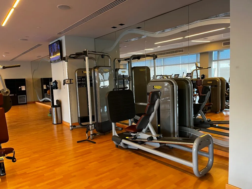 Gymnastikraum mit verschiedenen Fitnessgeräten und Wasserfilter