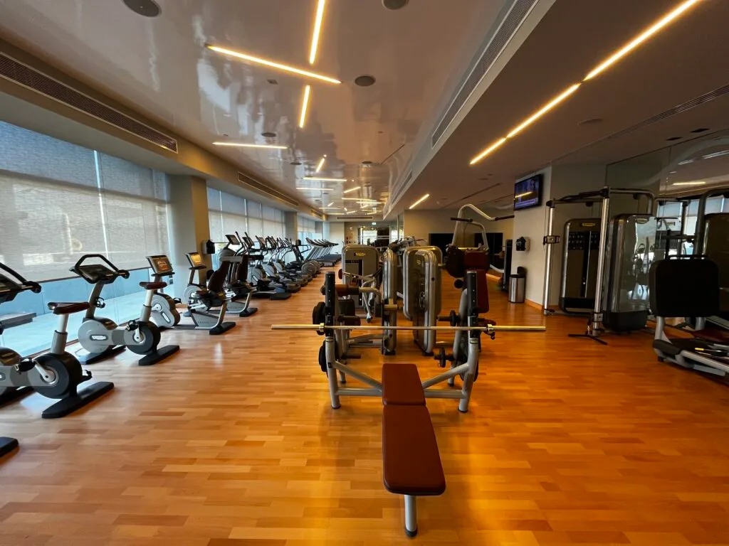 Fitnessraum mit Stationen für Trainingsgeräte