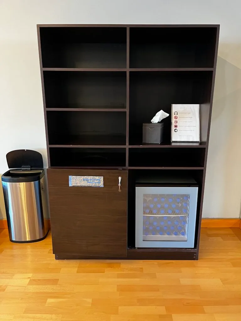 Hotelregal mit Regalen und Papierkorb