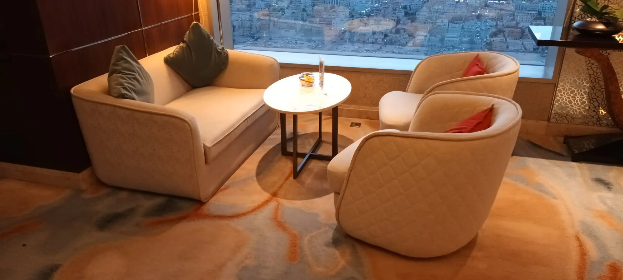 Luxuriöser Sitzbereich mit Couch und Stühlen im Konrad Dubai