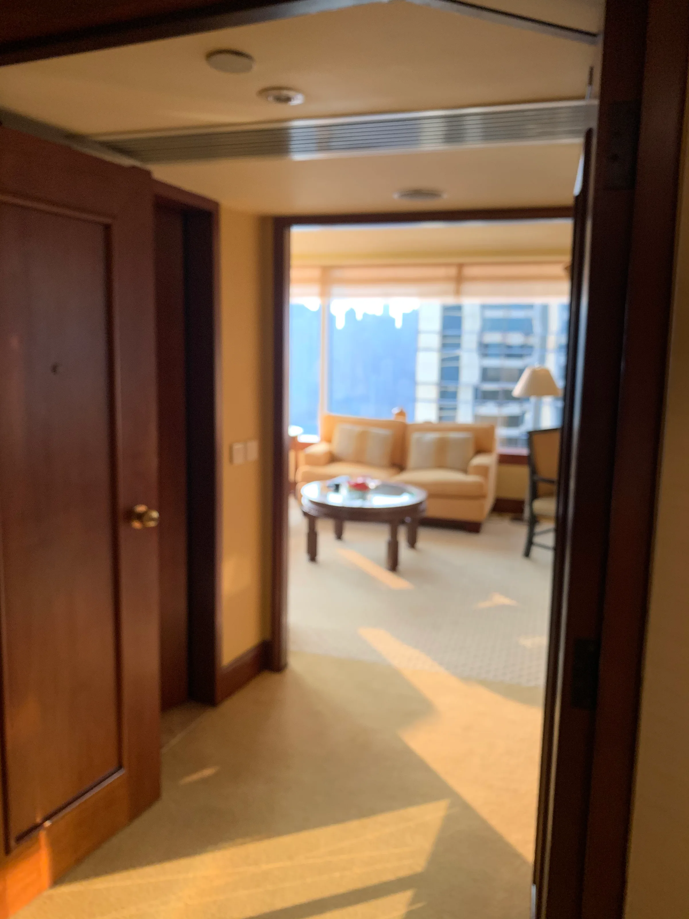 Hotelzimmer mit Couch und Couchtisch im Hintergrund