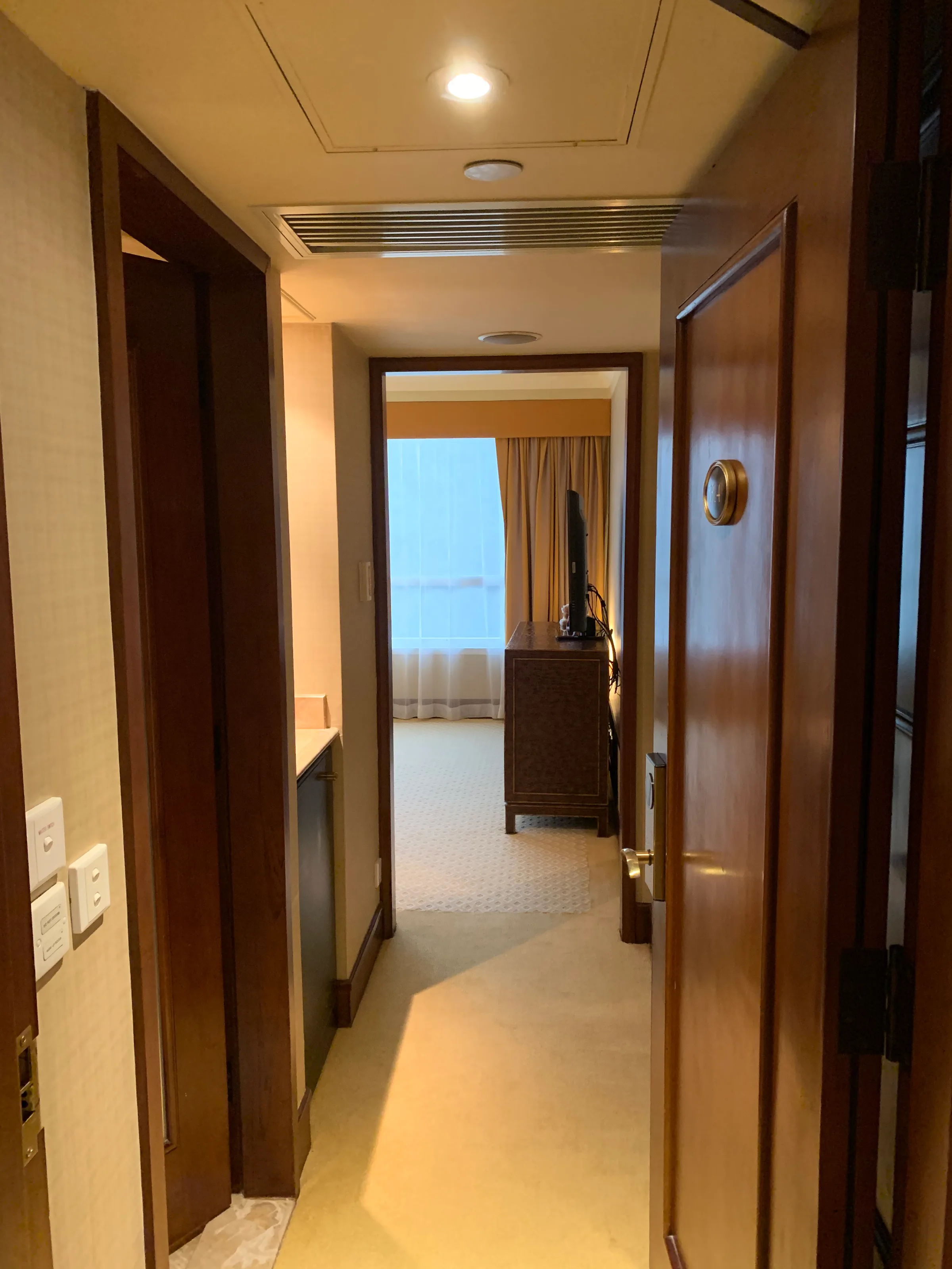 Hotelkorridor mit Holztüren und Teppichboden