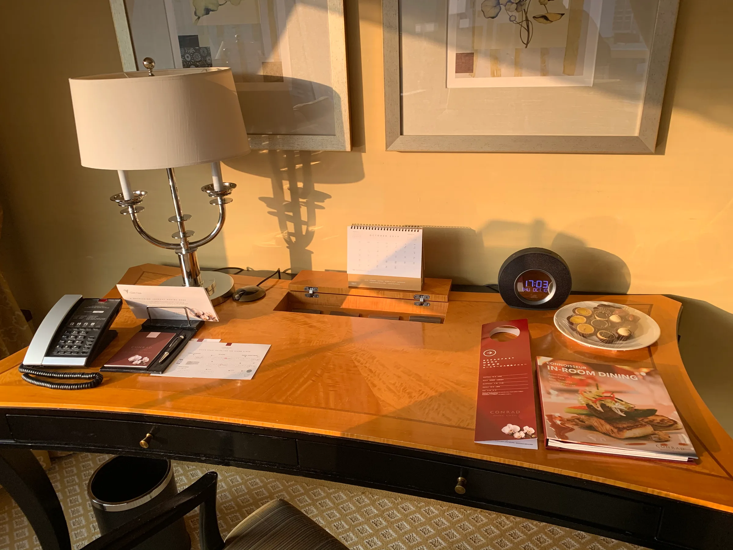 Hotelzimmer Schreibtisch mit Telefon, Kalender und Snacks