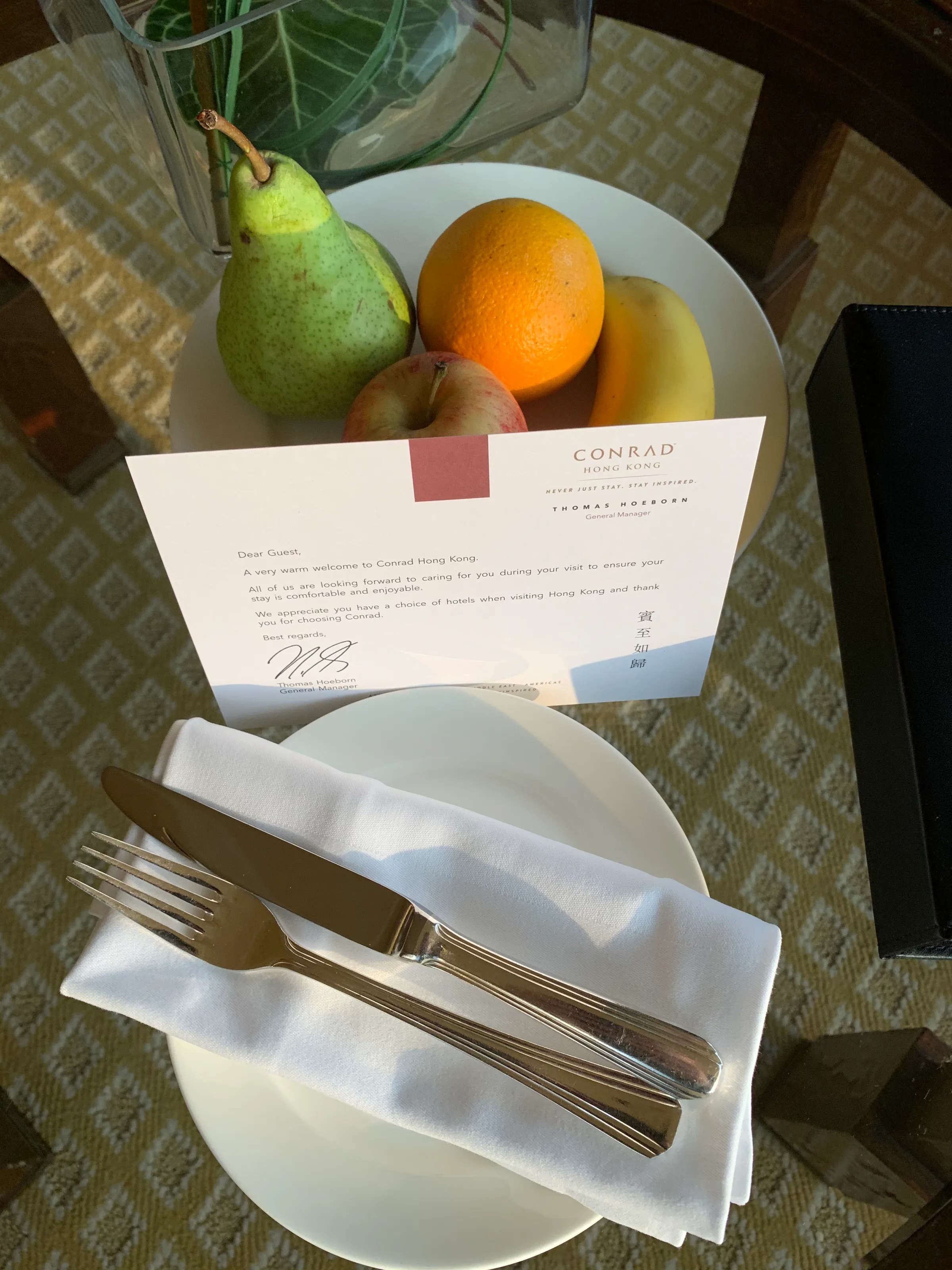 Hotelzimmer mit Obstschale und Serviette