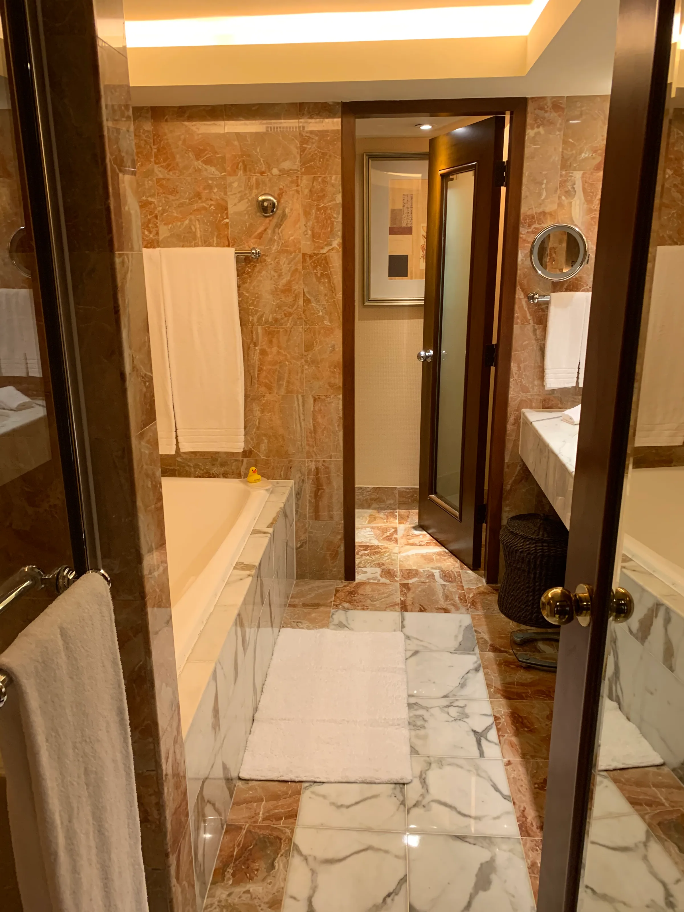 Moderne Badezimmer mit Dusche und Badewanne
