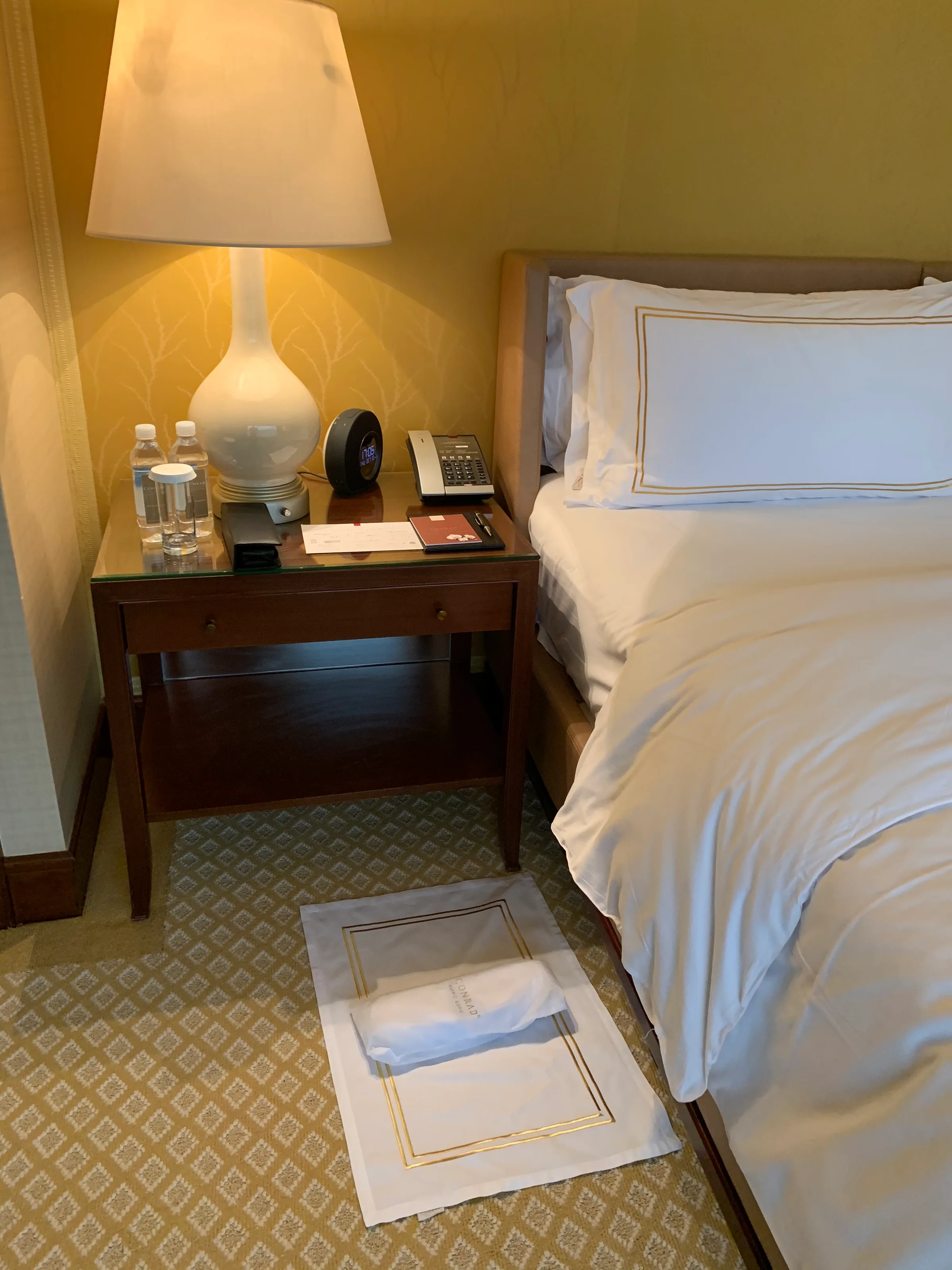 Hotelzimmer mit Doppelbett und Nachttisch