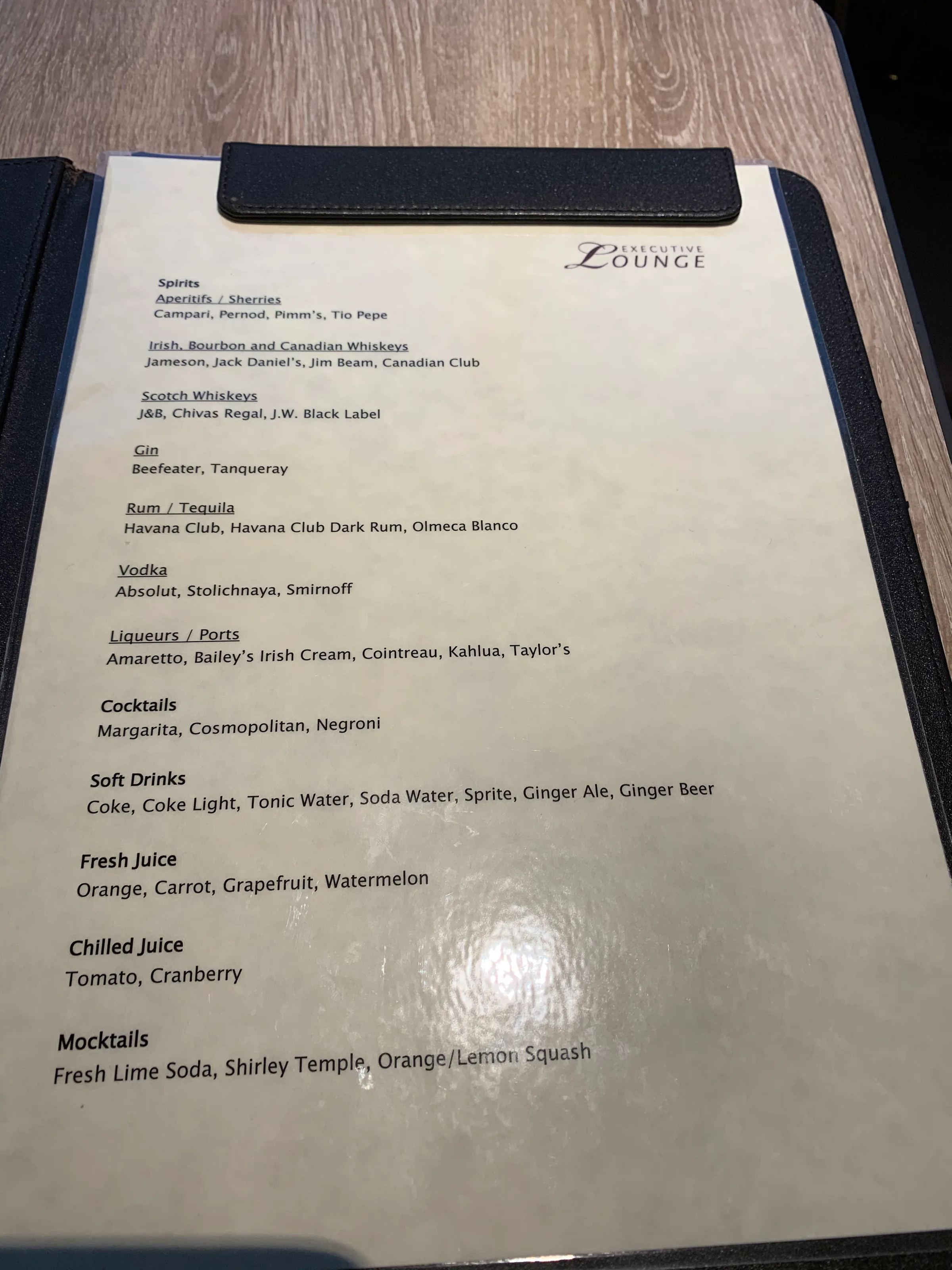 Getränke-Menü im Exklusiv-Lounge mit Spirituosen und Cocktails