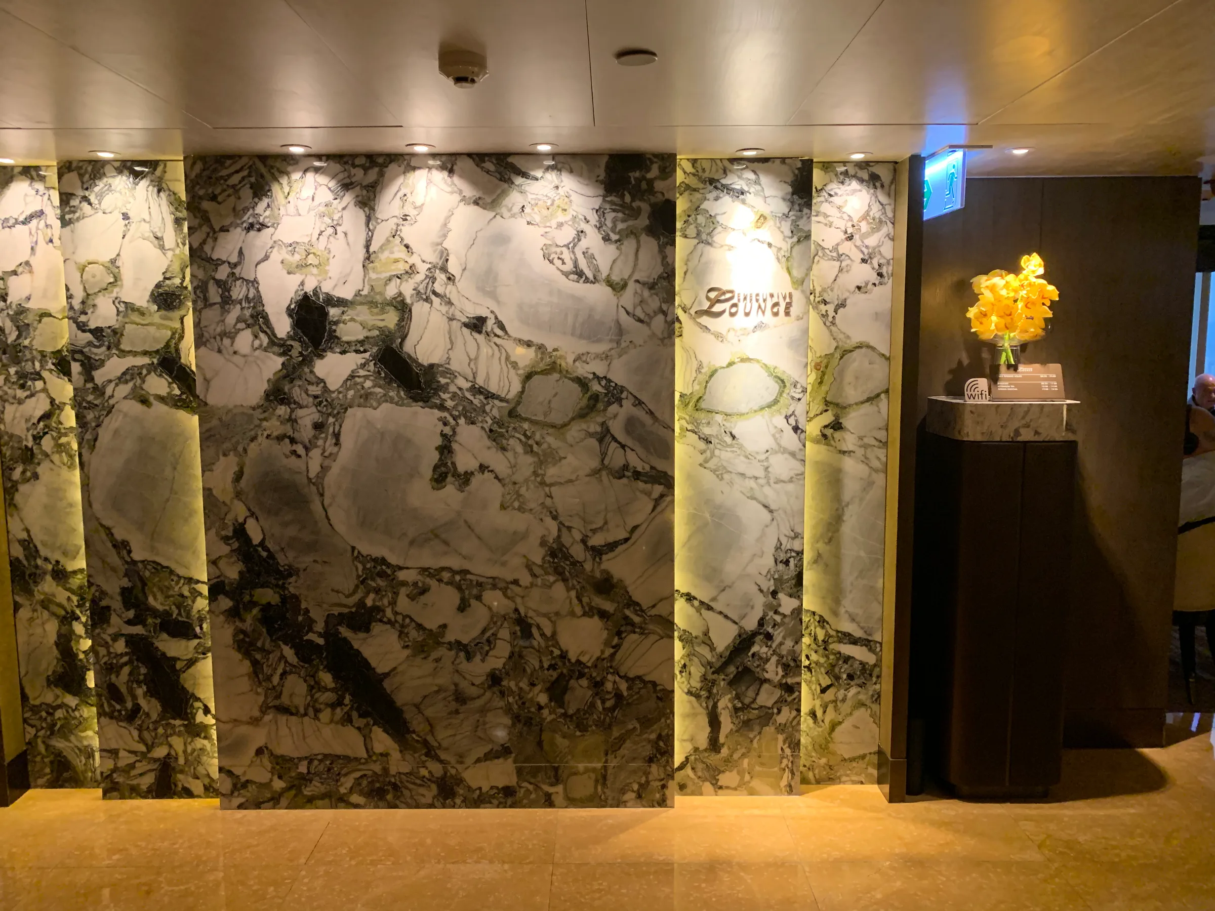 Marmorwand mit Goldverzierungen im Eingangsbereich eines Hotels