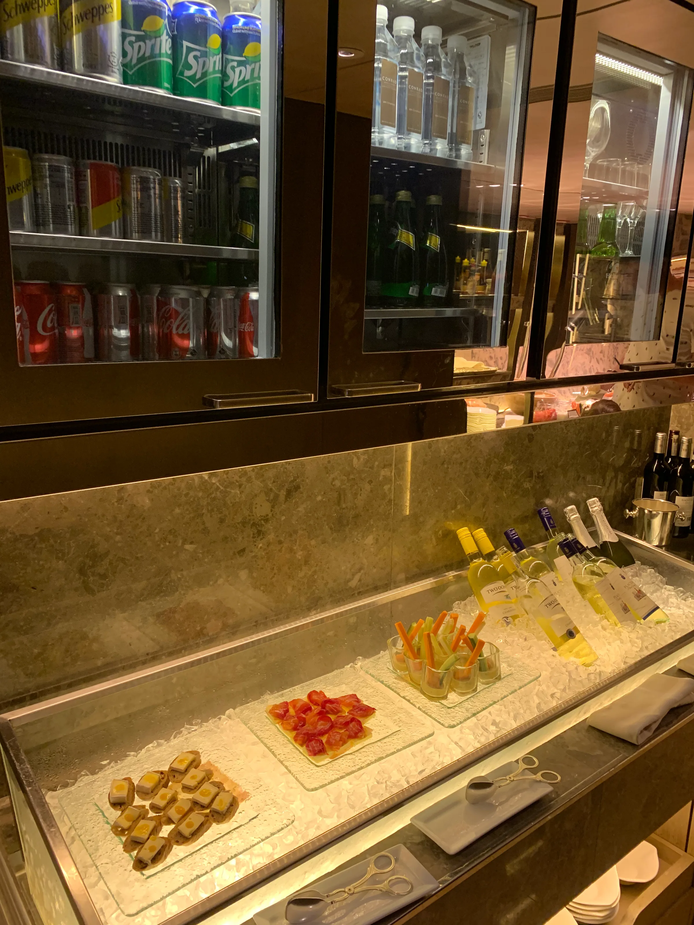 Hotelbar mit Getränken und Snacks auf Eis