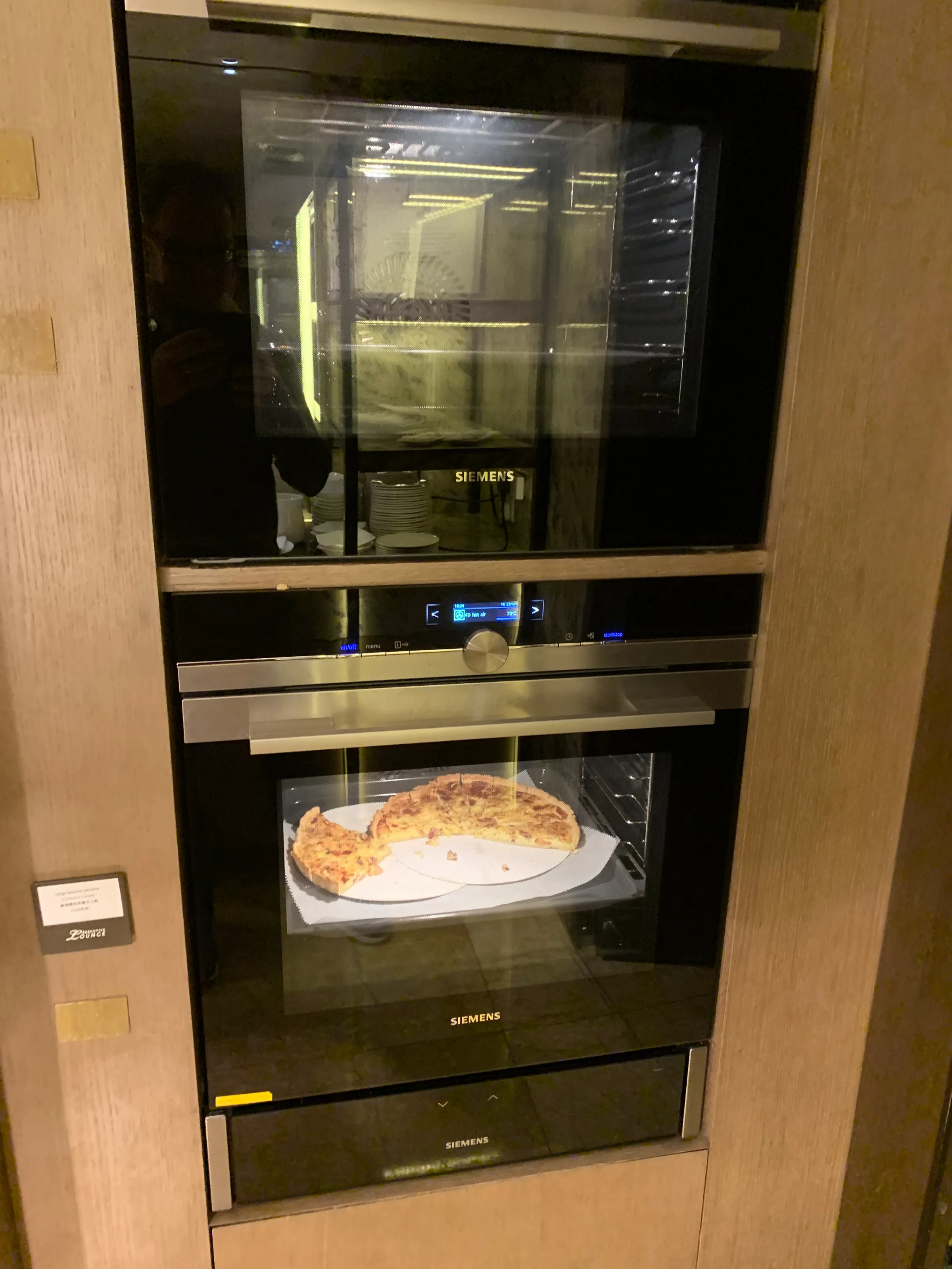 Geschlossener Siemens-Ofen mit Pizza darin
