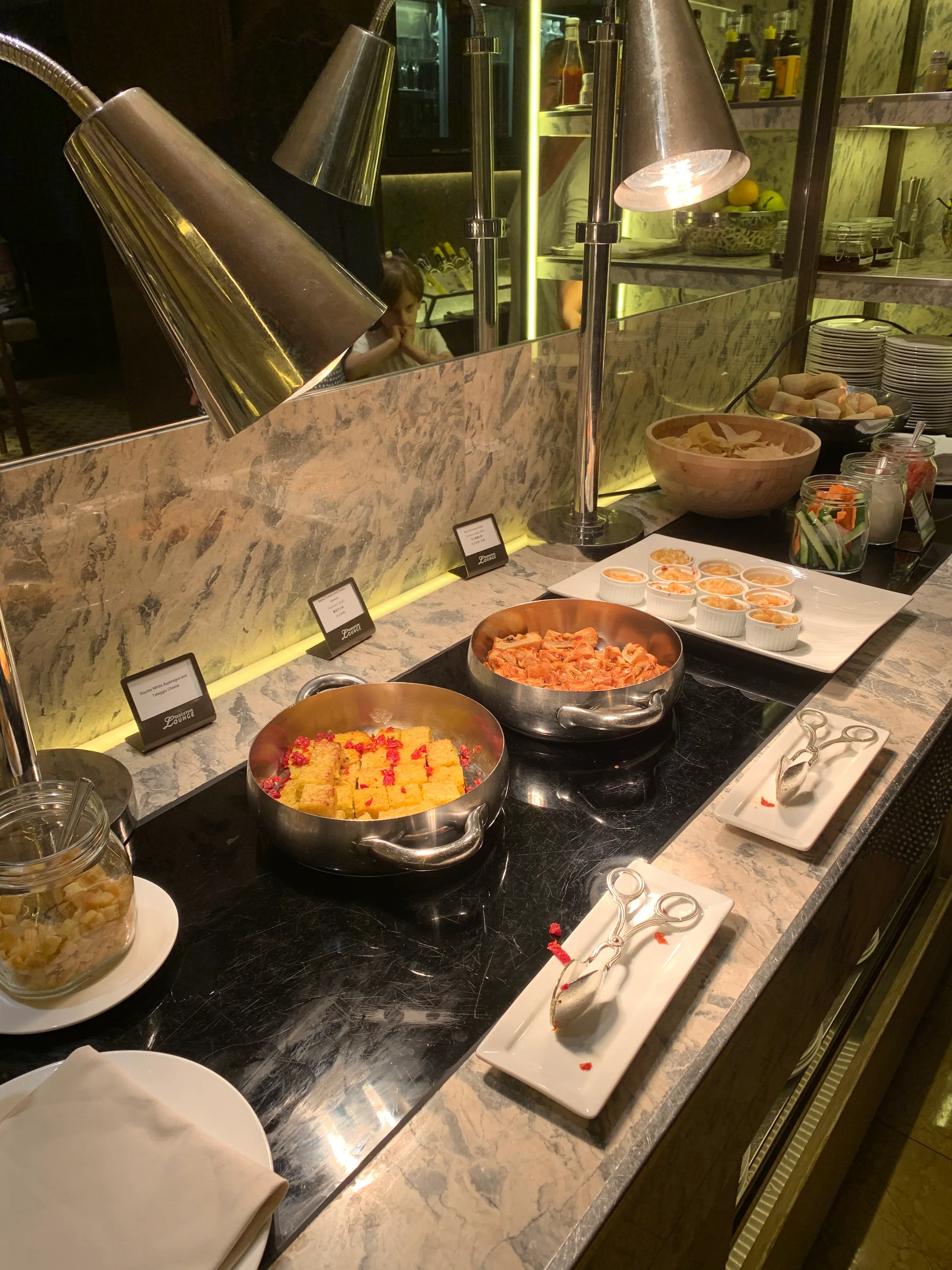 Buffet mit verschiedenen Gerichten auf Wärmeplatten