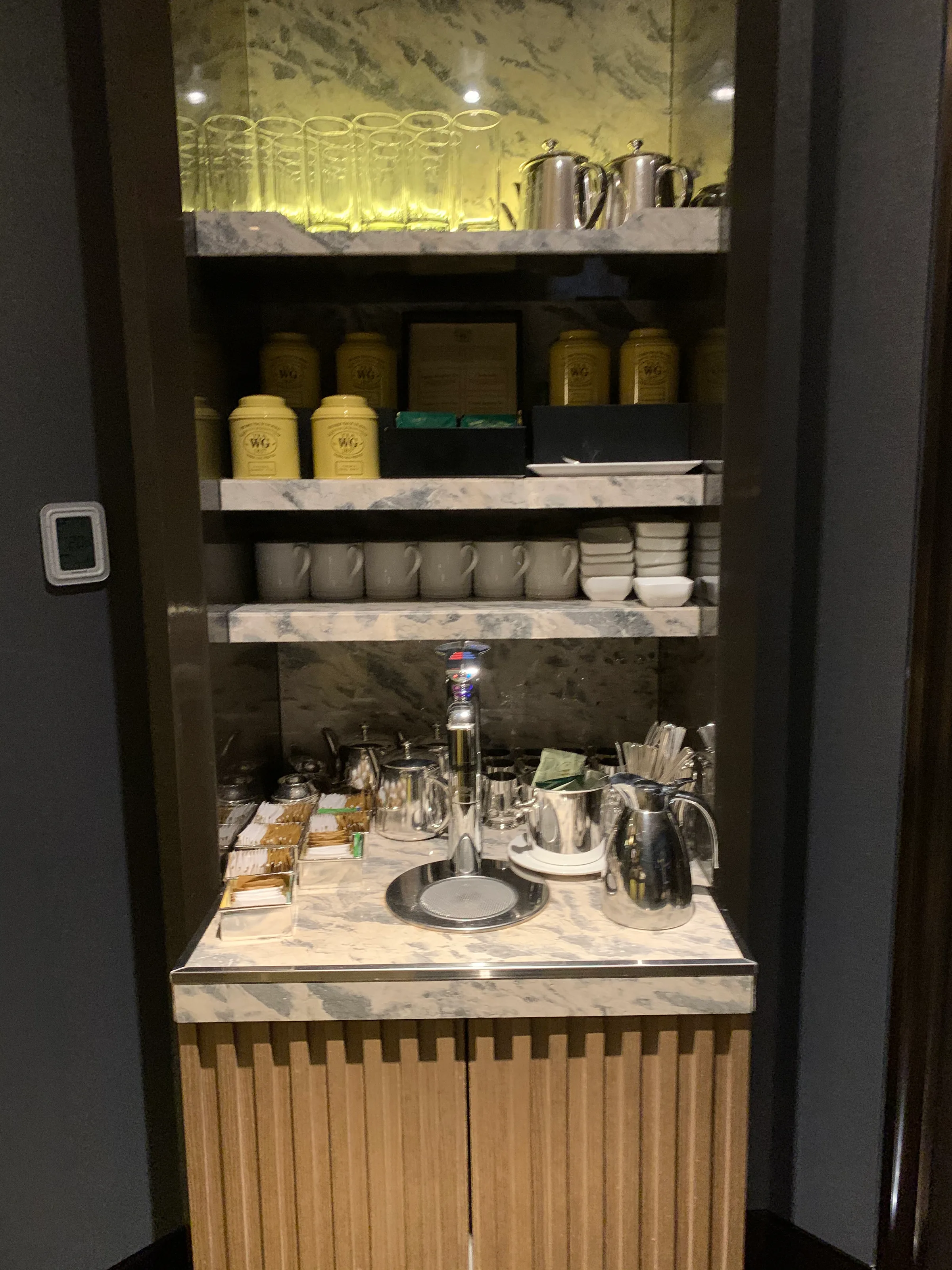 Hotelkaffeezubereitung mit Tassen und Teekannen