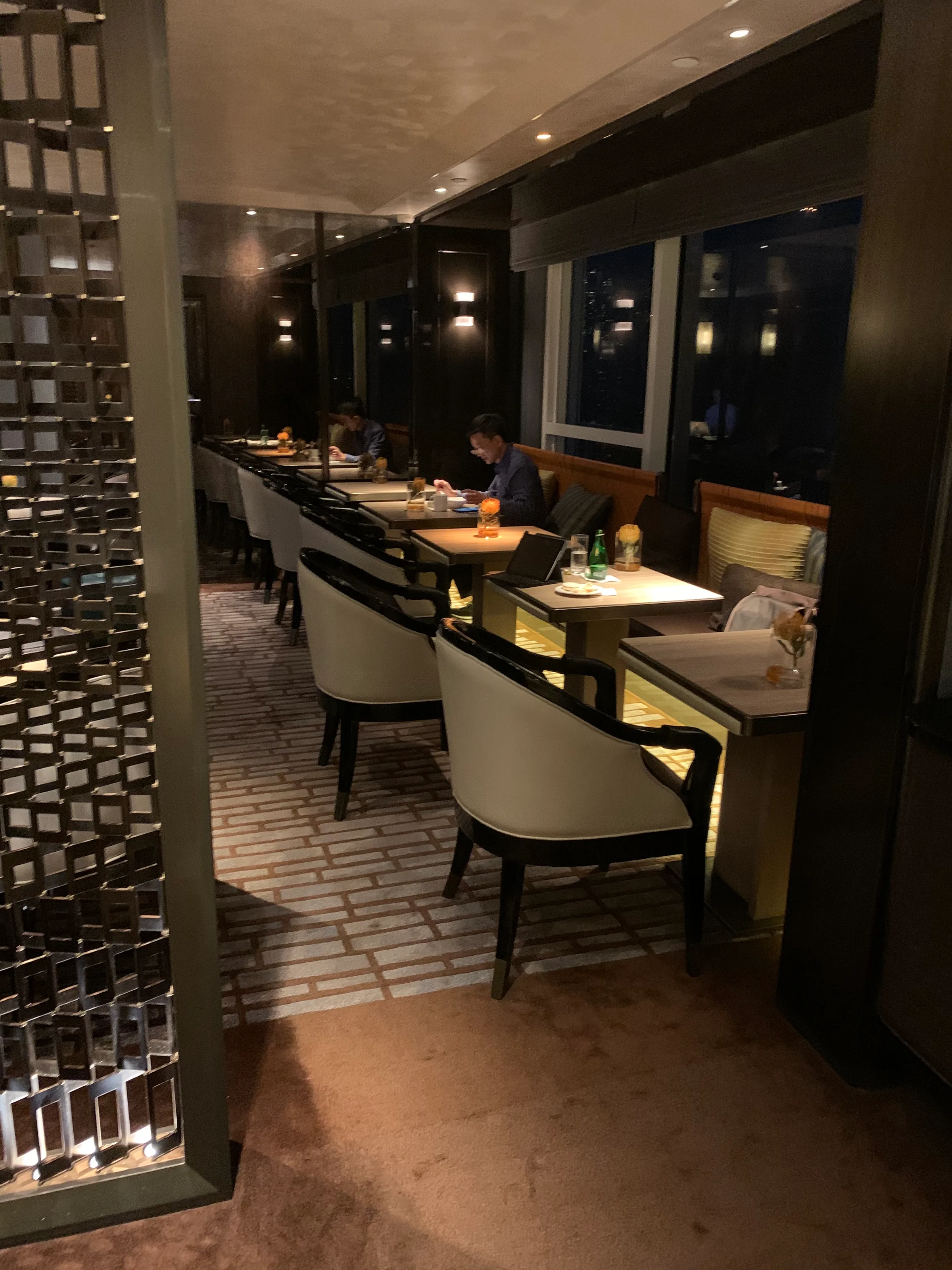 Hotelrestaurant mit Tischen und Stühlen in modernem Design