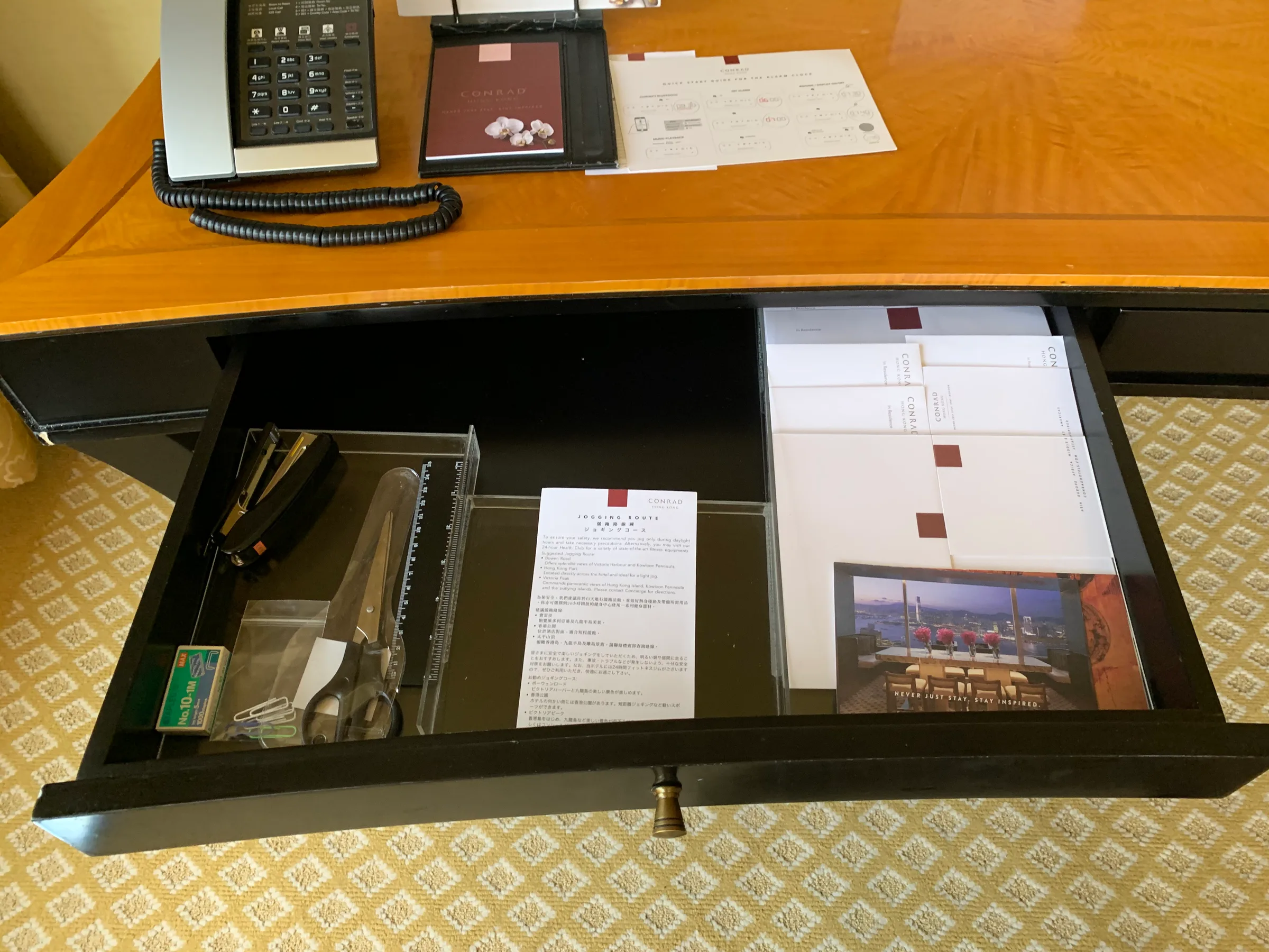 Hotelzimmer Schreibtisch mit Briefpapier und Telefon