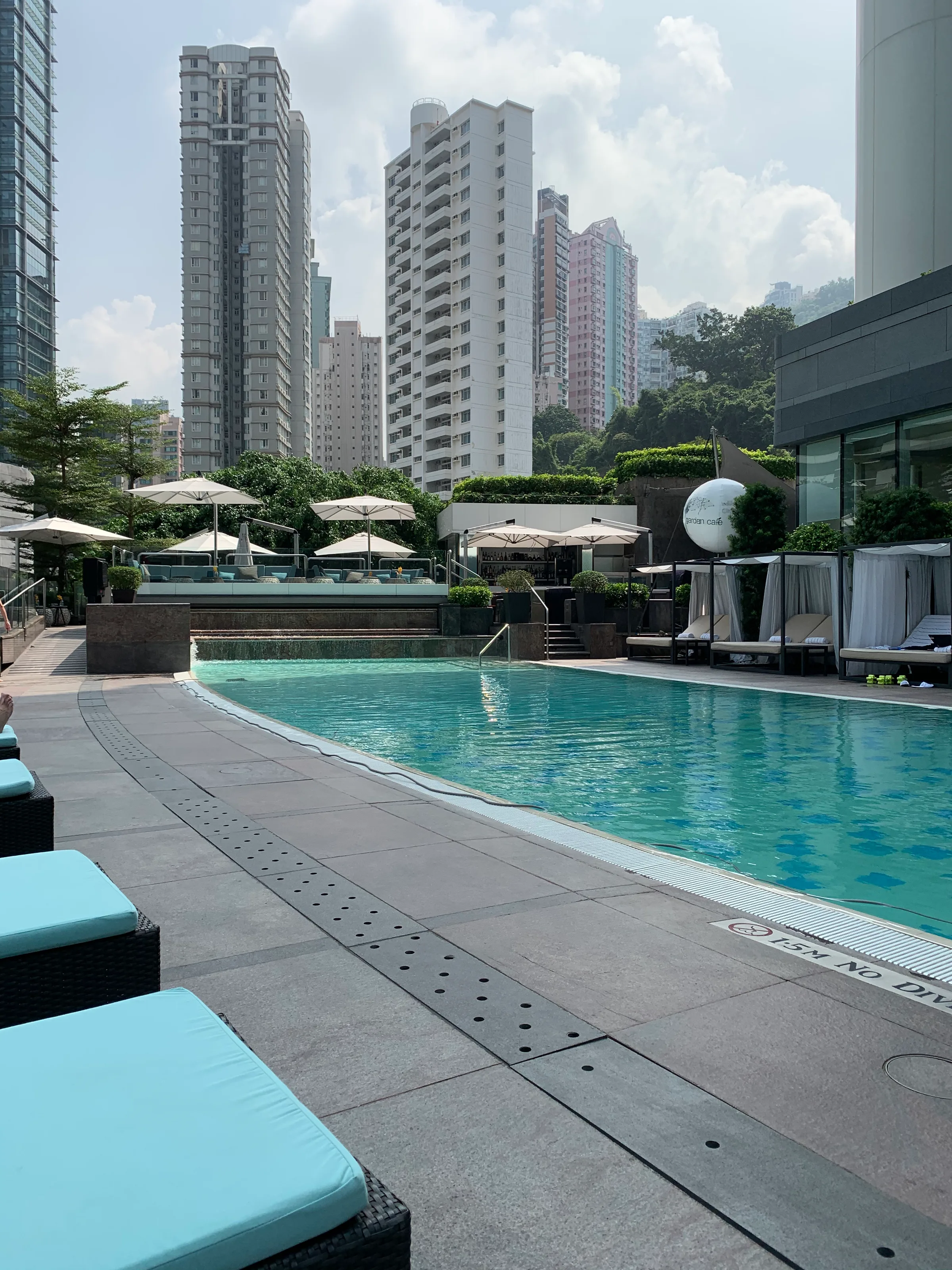 Außenbereich des Hotels mit Pool und Sonnenschirmen
