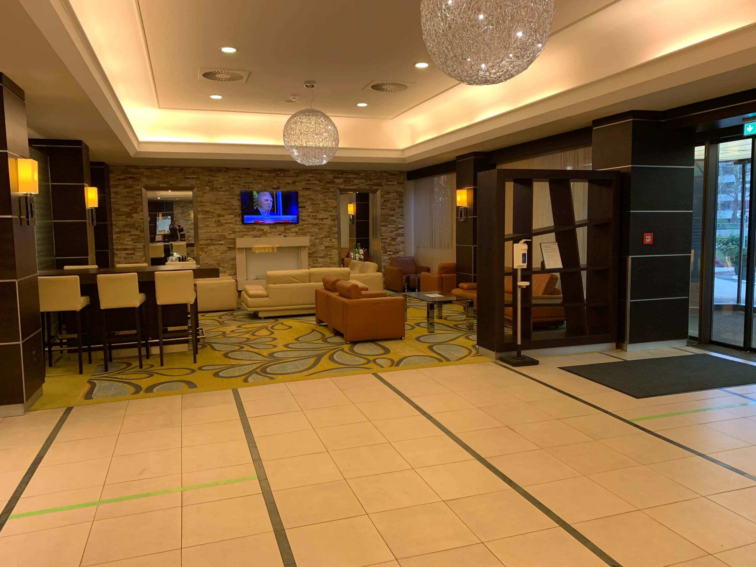 Hotelgarderobe mit Bügeleisen und Kleiderbügeln