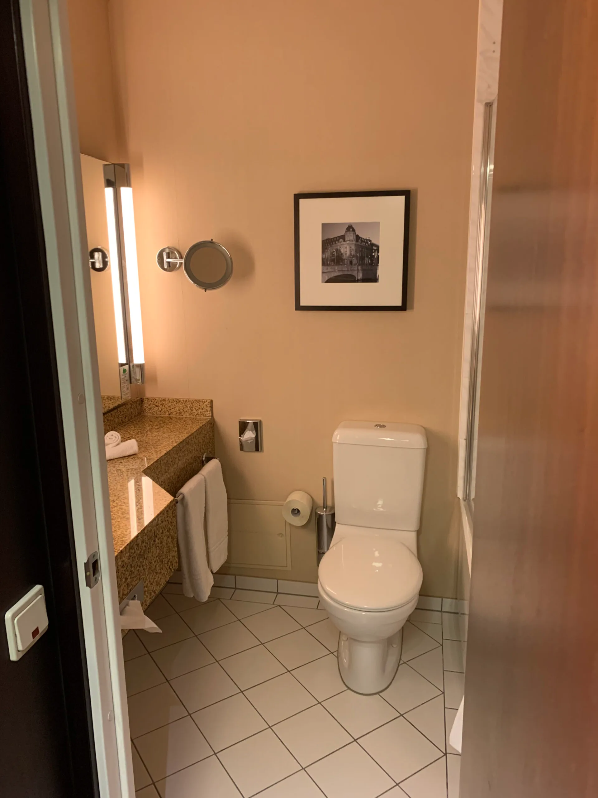 Hotelzimmer mit zwei Flaschen Wasser auf Nachttisch