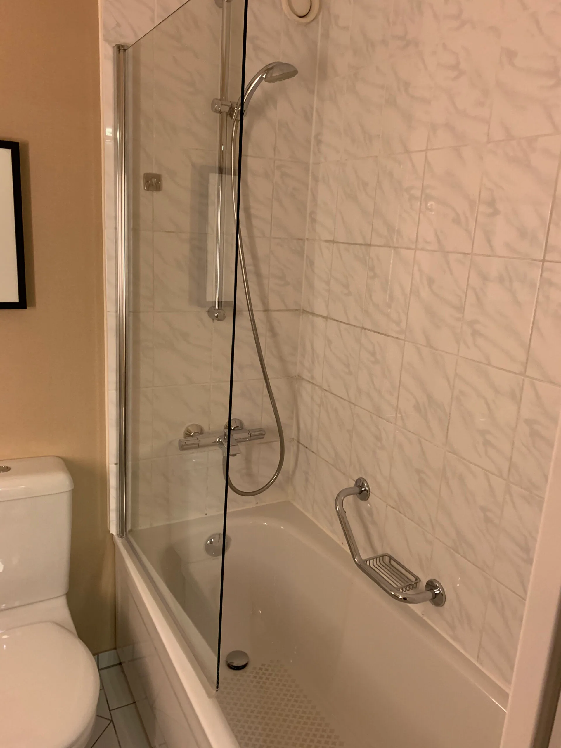 Duschbad mit Badewanne und Glaswand