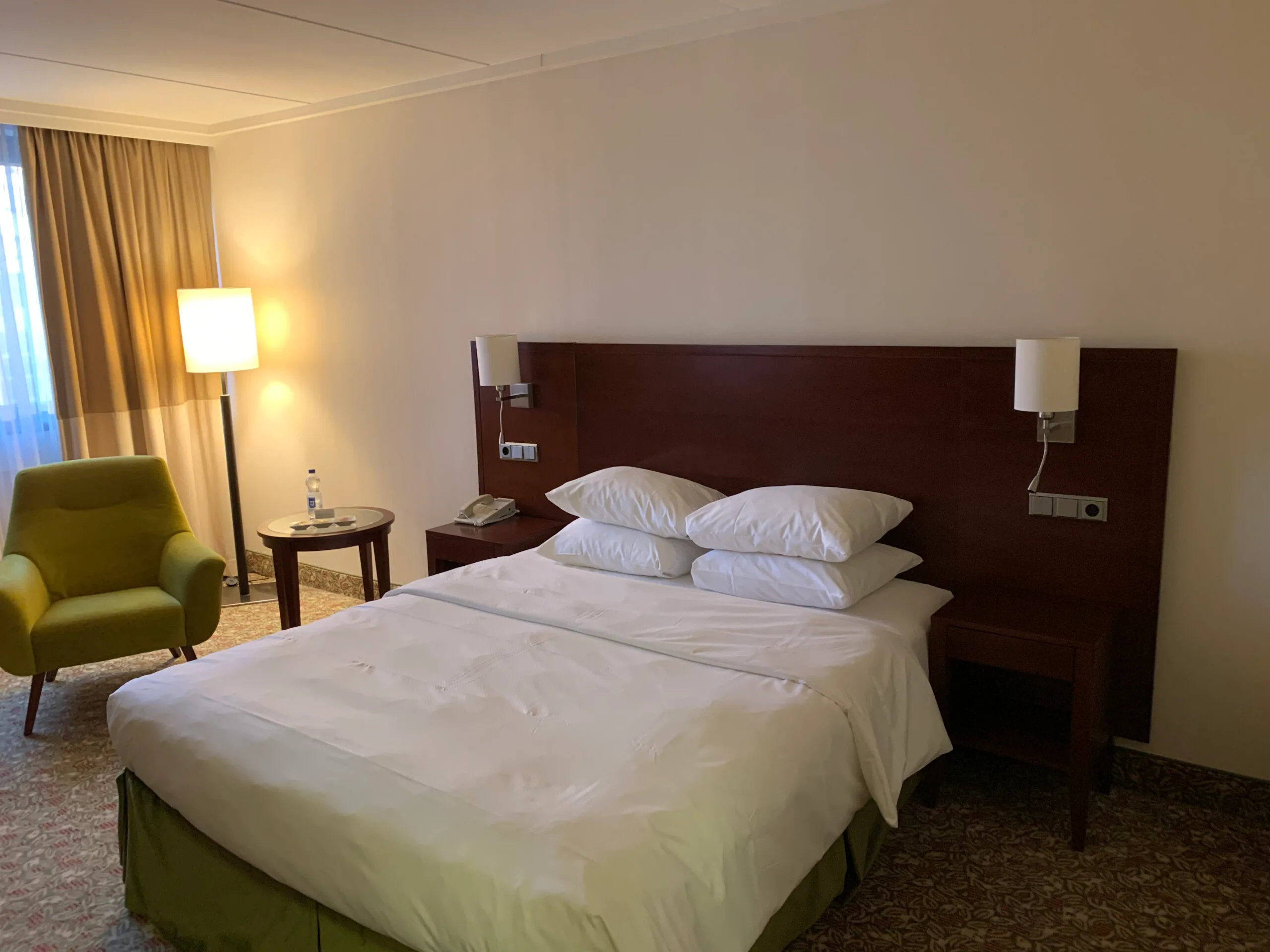 Hotelzimmer mit Doppelbett und Nachttischen