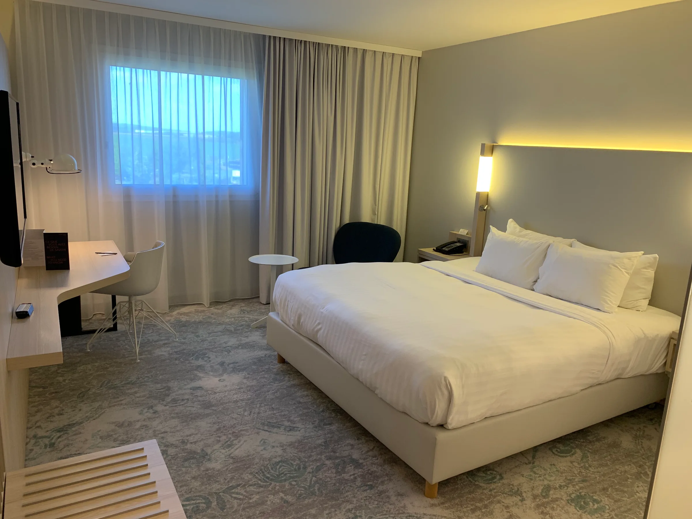 Hotelzimmer mit Doppelbett und Schreibtisch