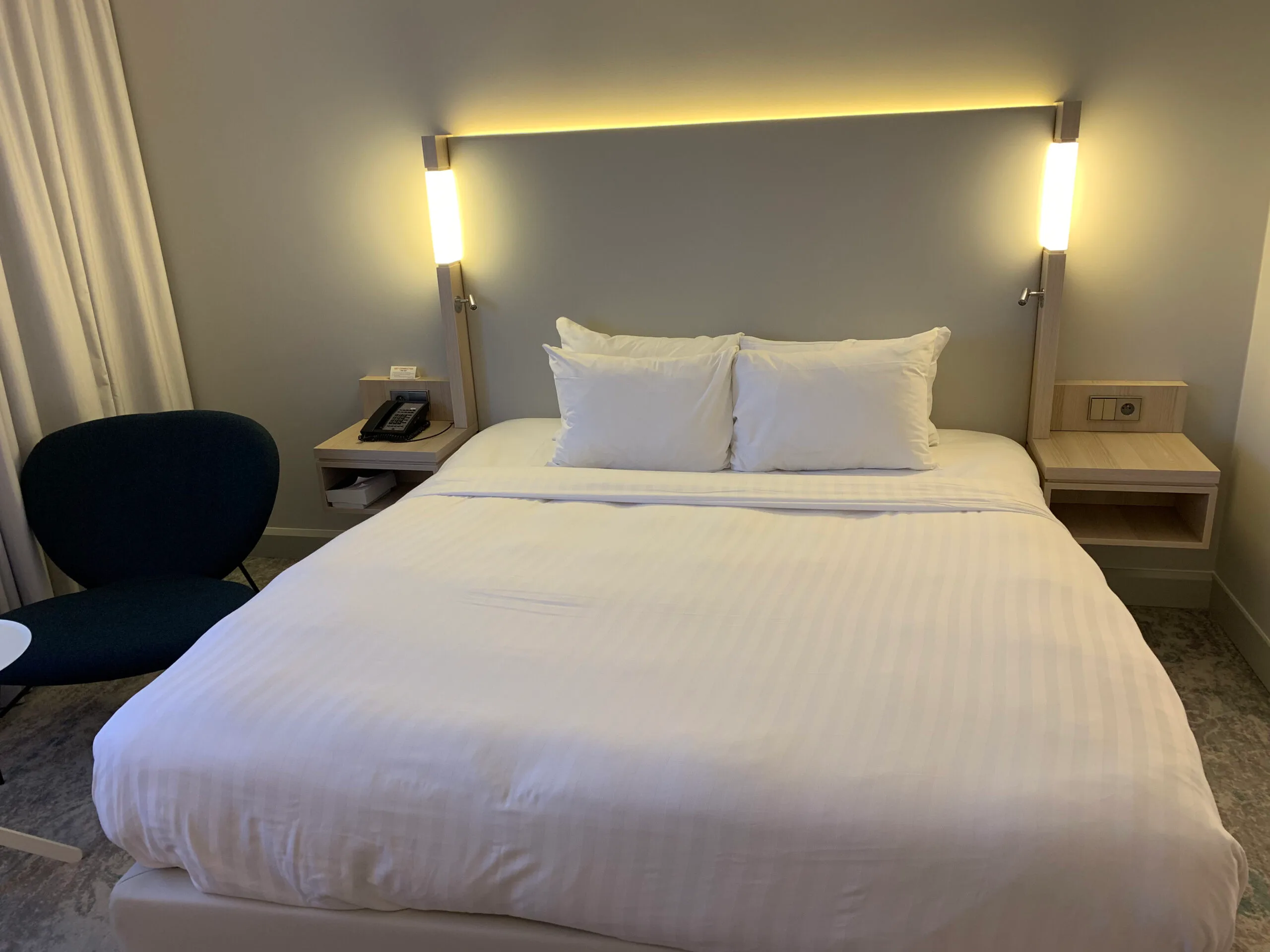 Hotelzimmer mit Doppelbett und Nachttischen