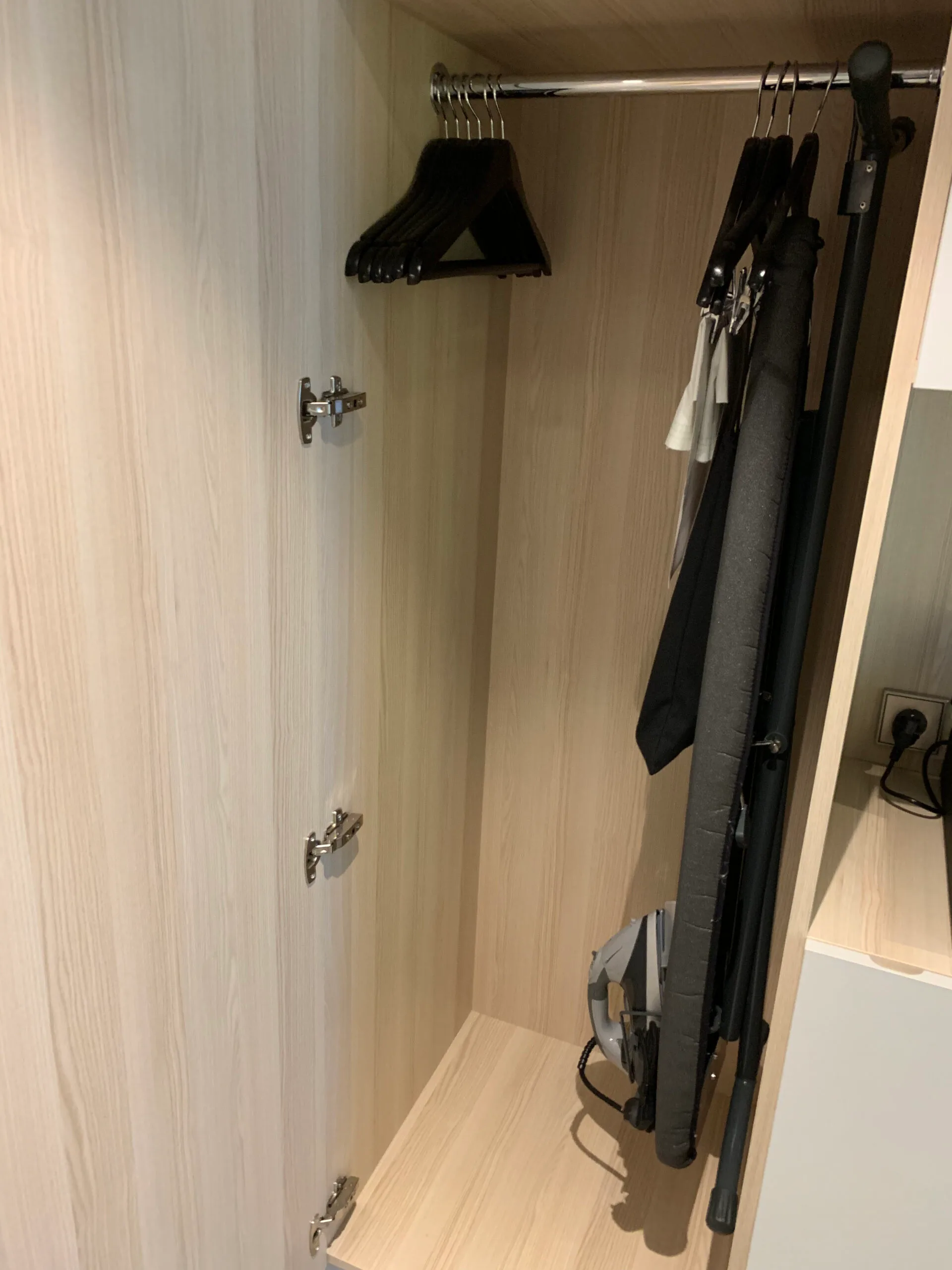 Schrank mit Kleiderbügeln und Hosenhalter im Hotelzimmer