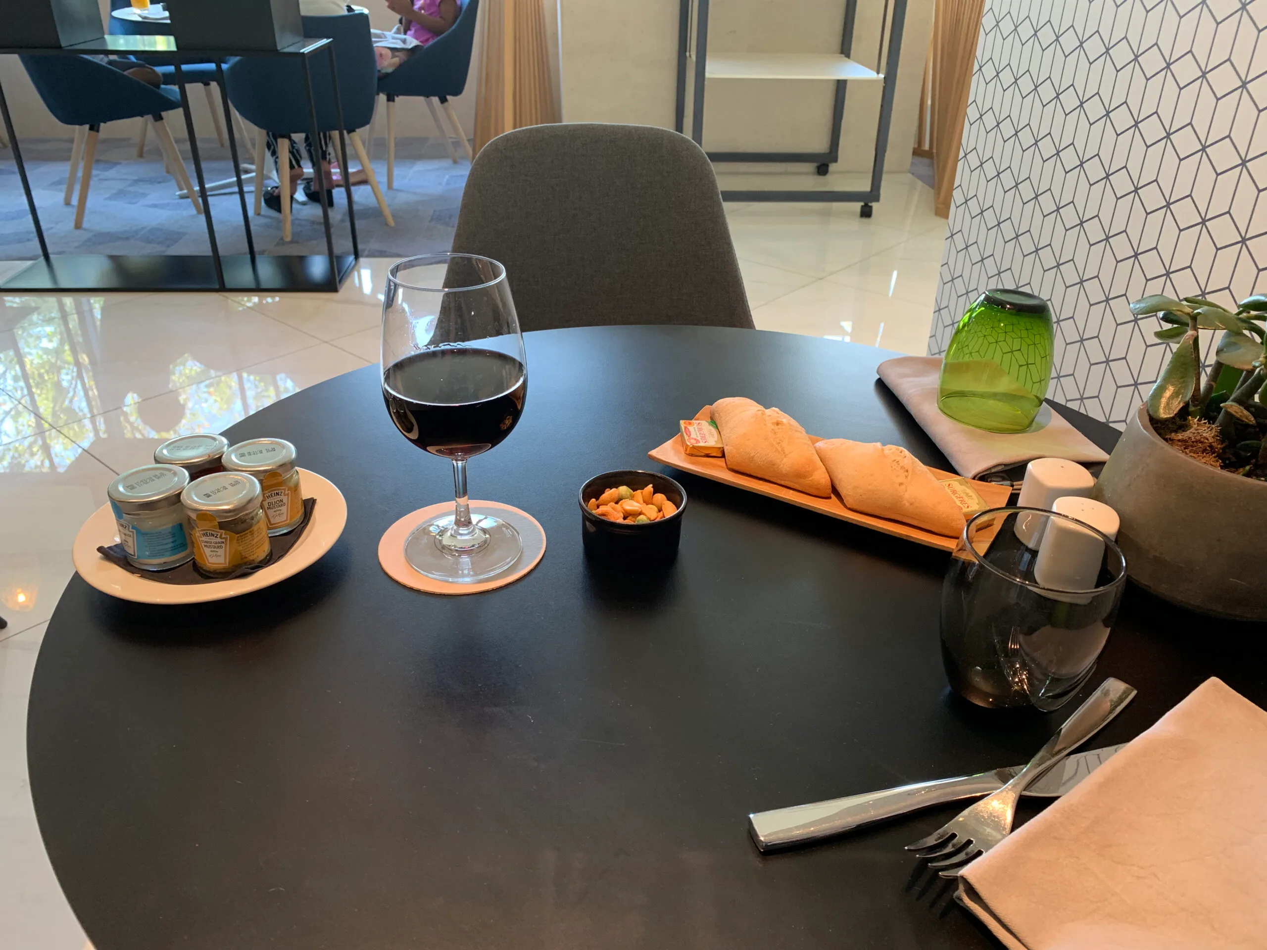 Hotellobby mit Tisch, Wein und Snacks